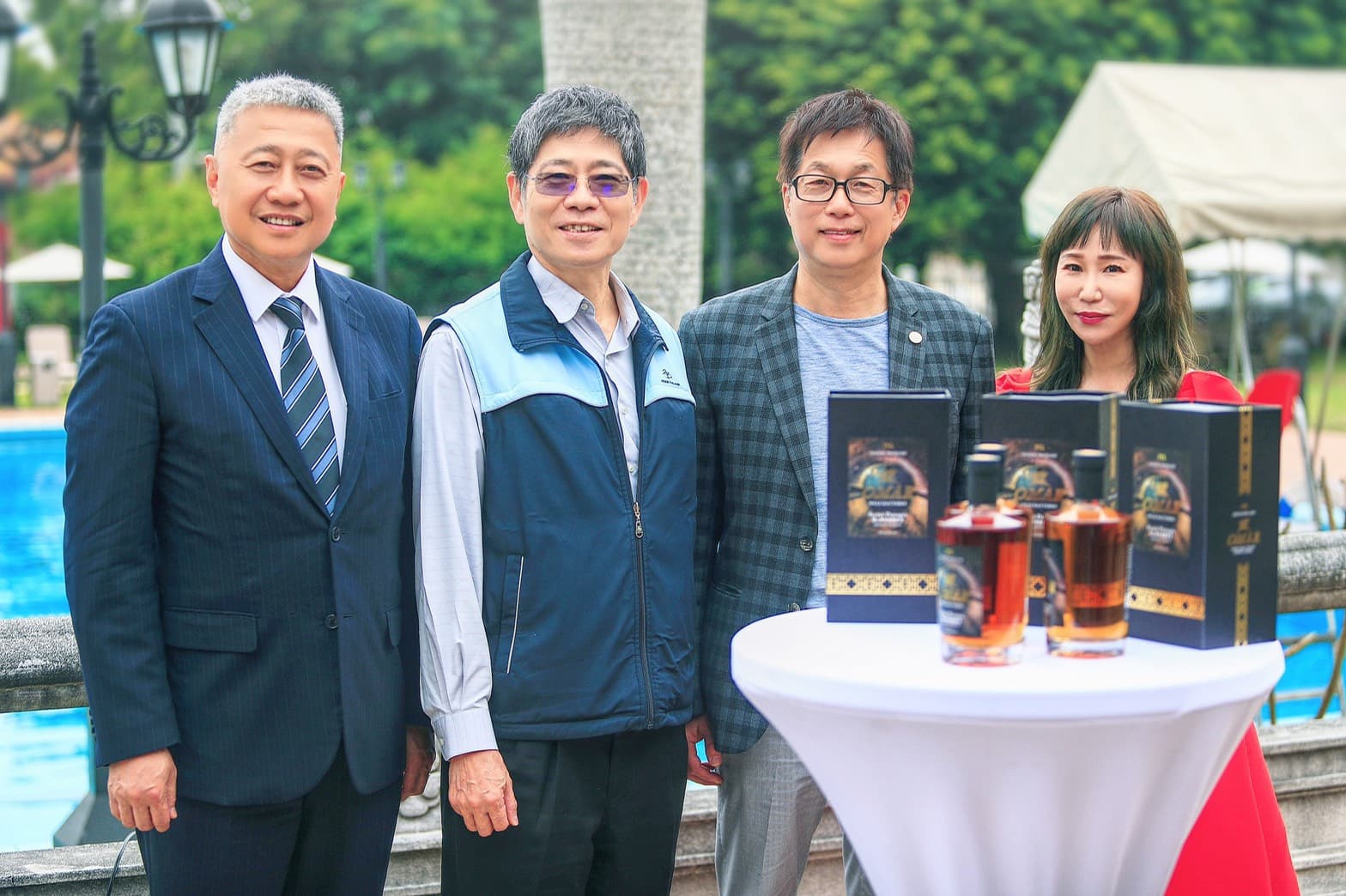 圓山飯店攜手台酒打造2021版國宴用酒,臺灣菸酒股份有限公司酒事業部林士傑協理(左2)、圓山大飯店董事長林育生(右2)一同推薦。(圓山飯店提供)