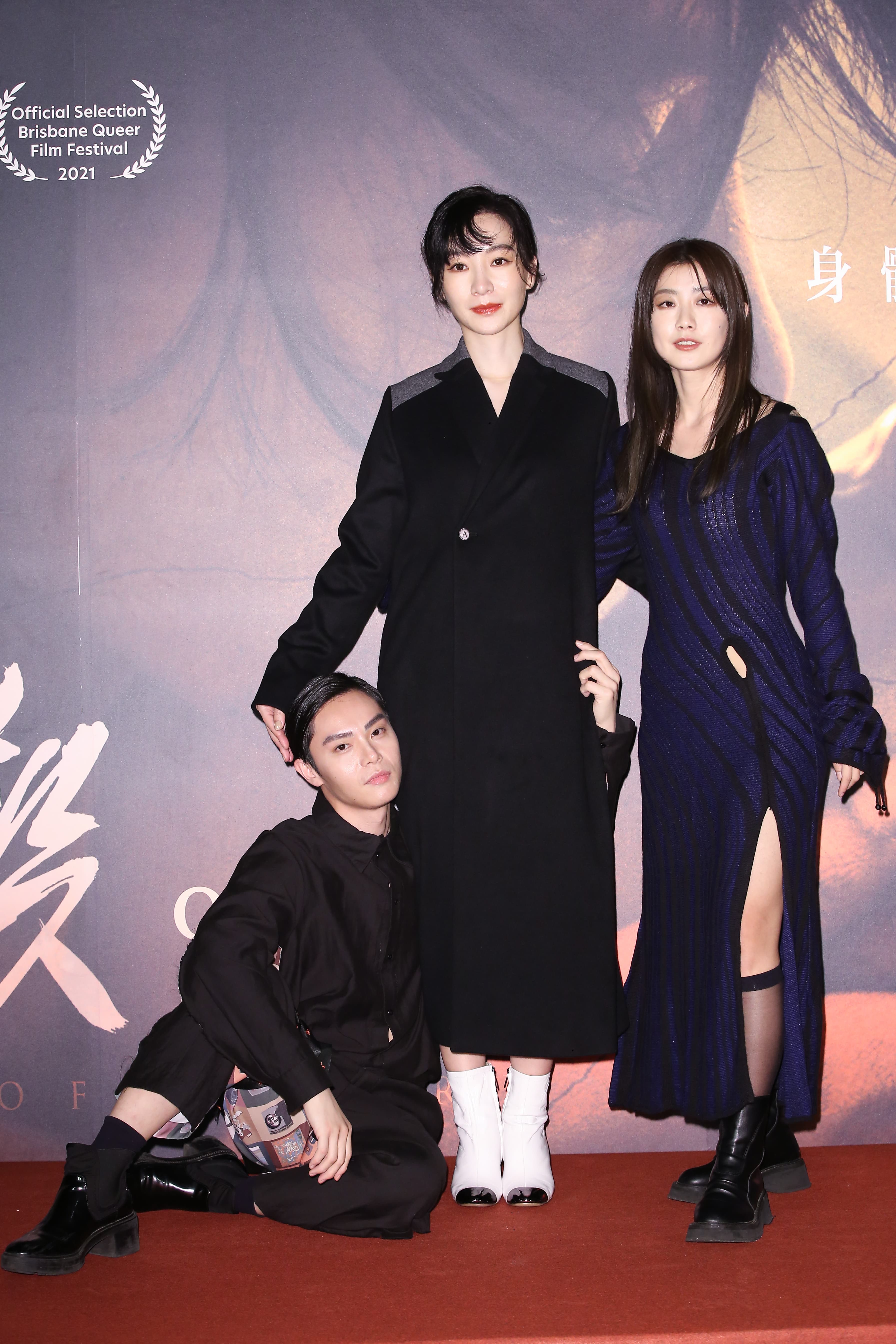 陽靚(中)片中周旋在翁嘉薇及徐宇霆(左)之間,雖然身為女同志,卻對男同志也產生了性慾。