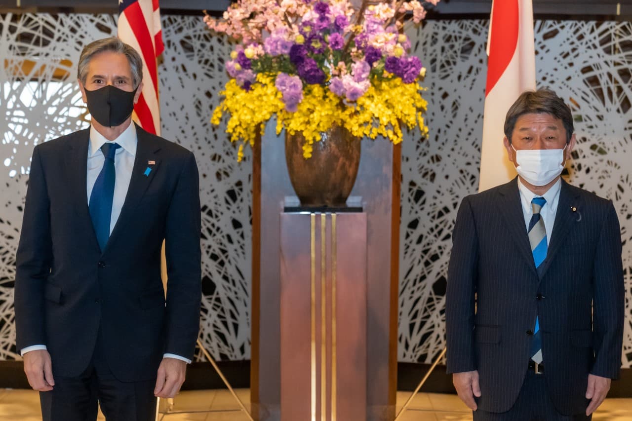 布林肯(左)出訪日本,與日本官員和媒體會晤發表談話。(翻攝自布林肯推特)