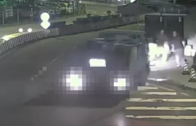 呂男開著小貨車找黃男理論，因此觸犯強制罪。（翻攝畫面）