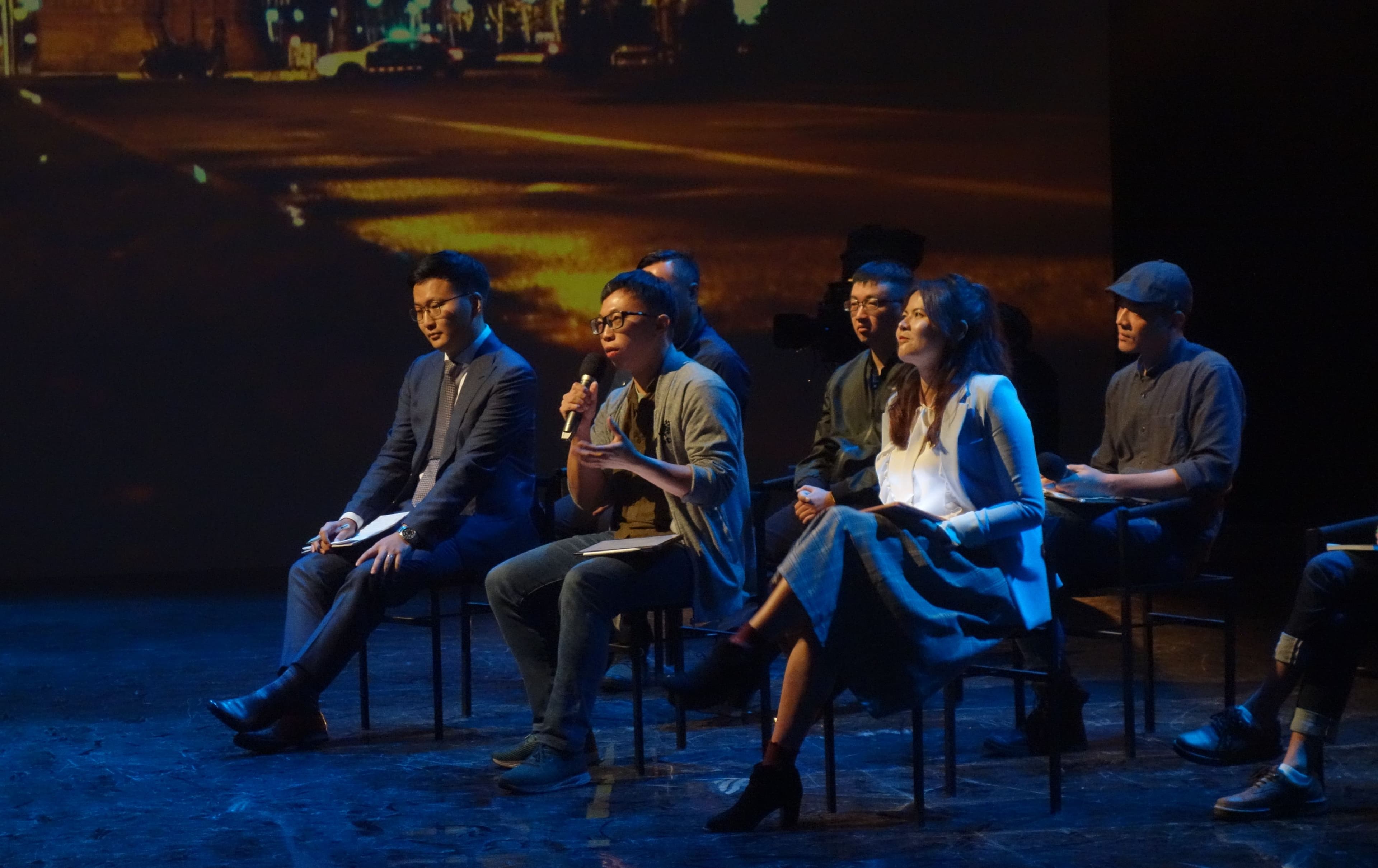 學運領袖魏揚（前排中）參與本週五《公視主題之夜SHOW》映後論壇討論，分享自己在陳抗活動中面對執法員警的想法。（公視提供）