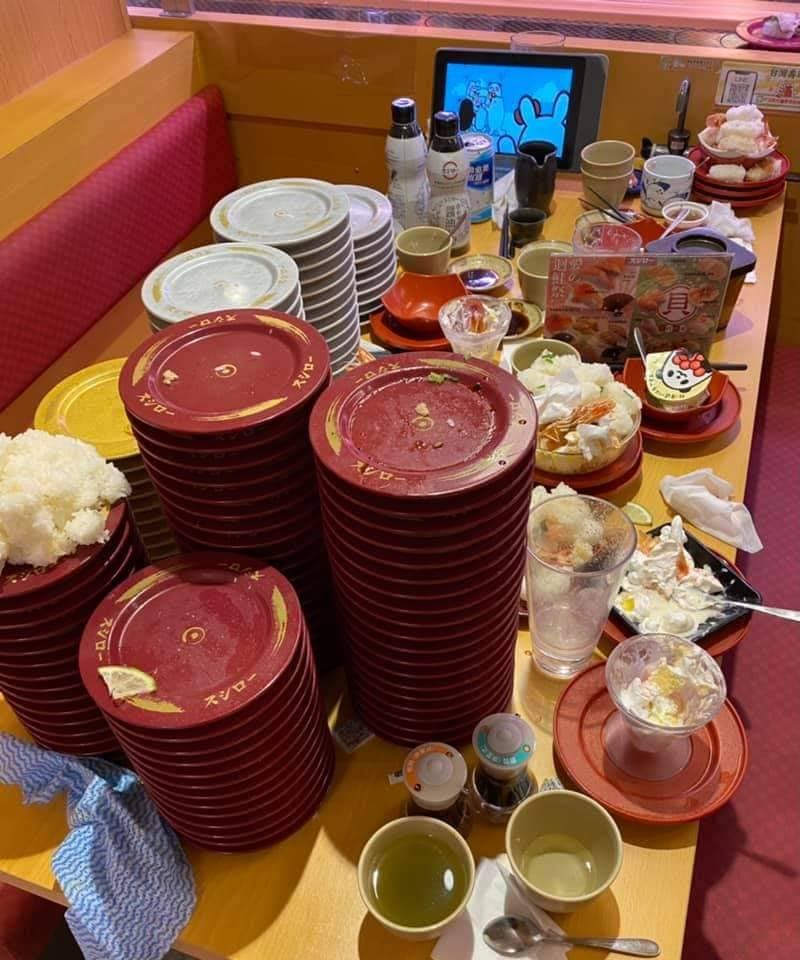 鮭魚屁孩留下一堆米，浪費食物的行為讓人痛心。（讀者陳先生獨家提供本刊，請勿擅自轉載翻攝）