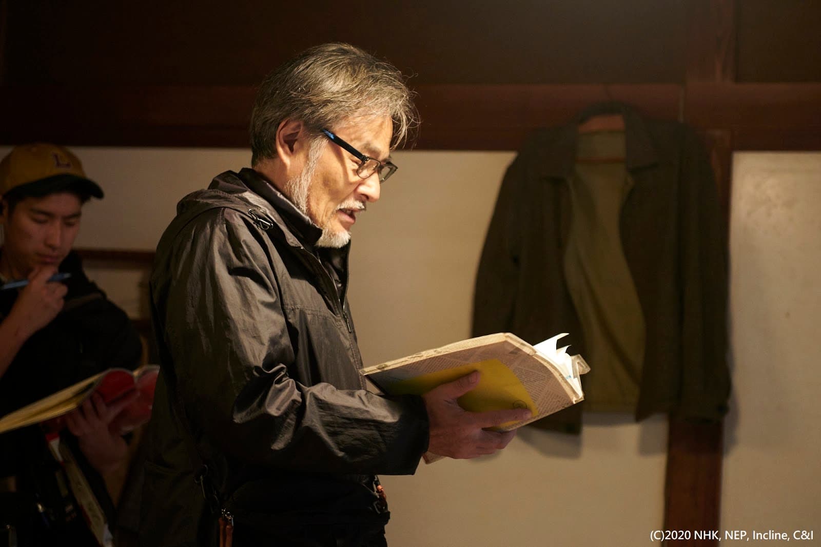 黑澤清擔任《間諜之妻》編導,編劇工作則與徒弟濱口龍介與野原位共同進行。(可樂電影提供)