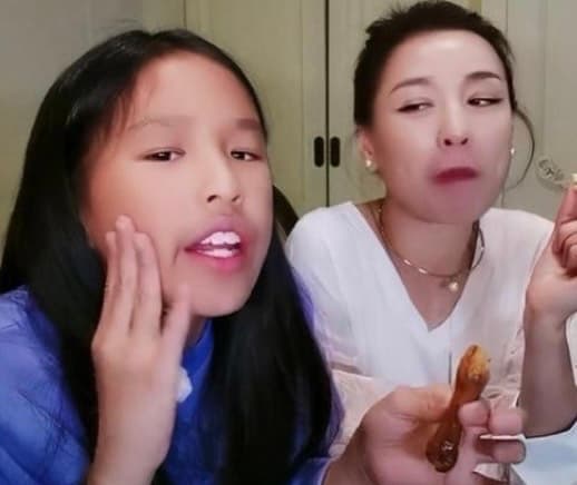 過去張庭女兒Angela曾因長得又黑又瘦,飽受網友攻訐。(翻攝自新浪微博)
