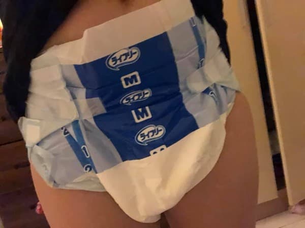 女網友PO出身穿褲型衛生棉的照片,網友回應確實與尿布有幾分相像。(翻攝自美妝公社)