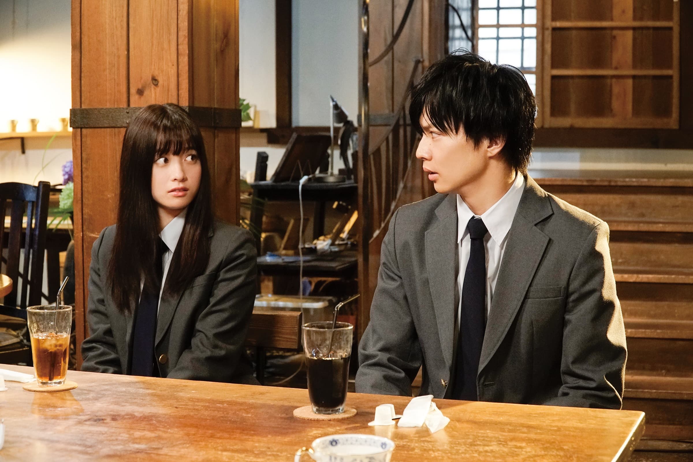 《小說之神》同年紀、但創作力相差甚遠的小余綾(左)與千谷(右),奉命要一起完成創作。(威望國際)