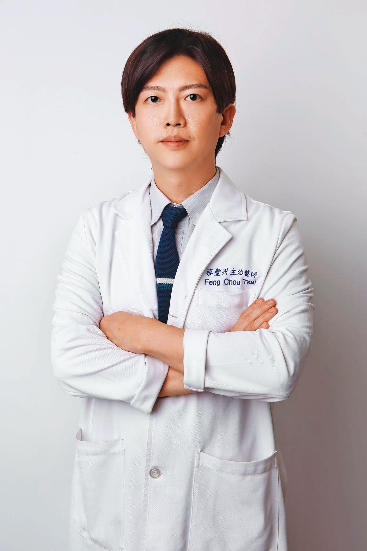 台灣美容外科醫學會理事長蔡豐州表示,學會協助30名醫師委任律師提告,希望能揪出抹黑造謠、勒索錢財的不肖人士。(蔡豐州提供)