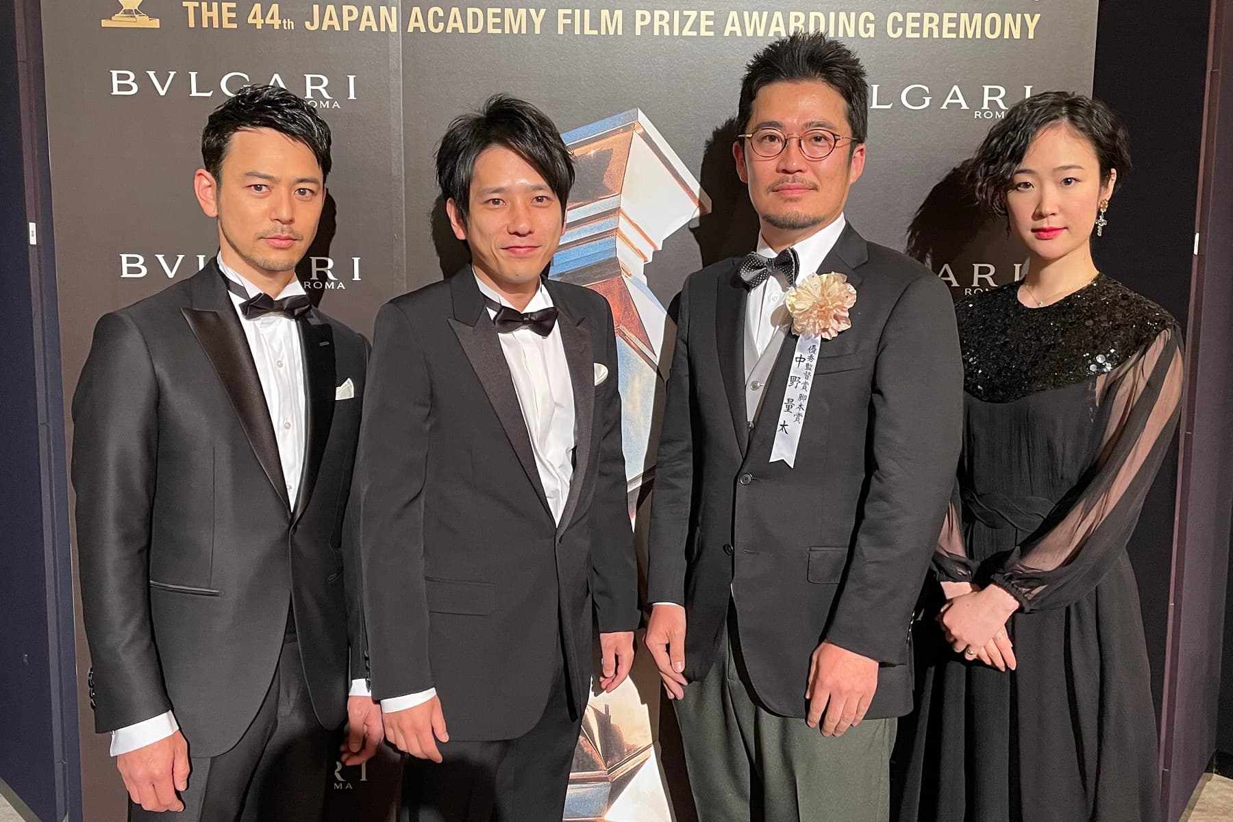 妻夫木聰(左起)、二宮和也、《淺田家!》導演中野量太與黑木華盛裝出席日本奧斯卡頒獎典禮。(翻攝日本奧斯卡網站)