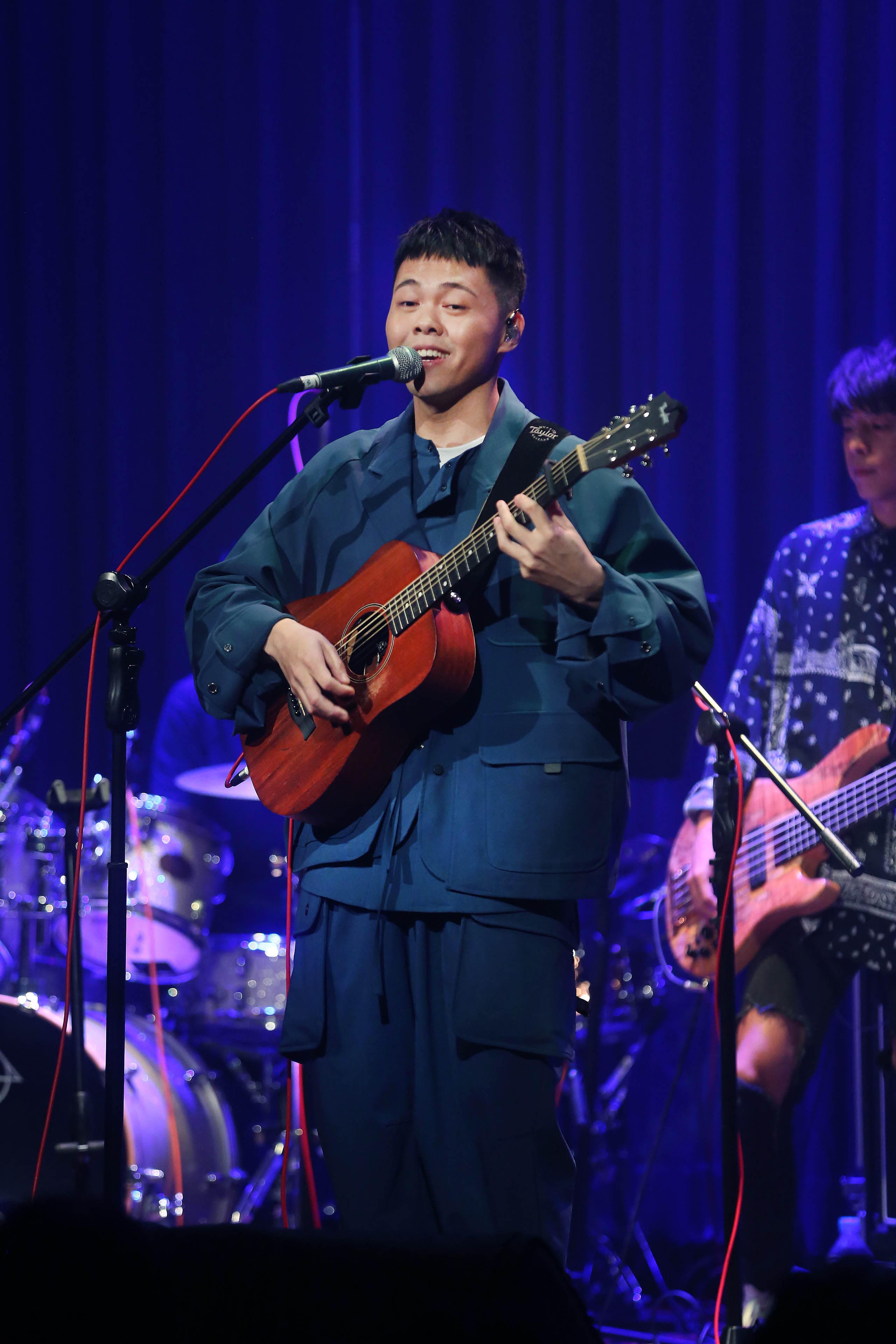 李宣榕的師弟曾昱嘉登場助陣，兩人當年分屬「星光」和「超偶」不同陣營，笑稱從「水火不容」變成「水乳交融」。（福茂提供）