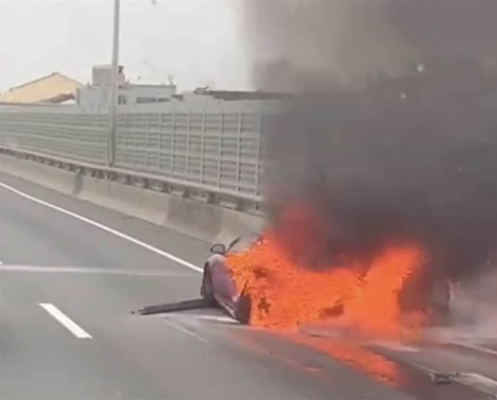 根女和大伯的車輛在行經西濱快速道路遭到水泥預拌車追撞當場陷入火海。(翻攝畫面)