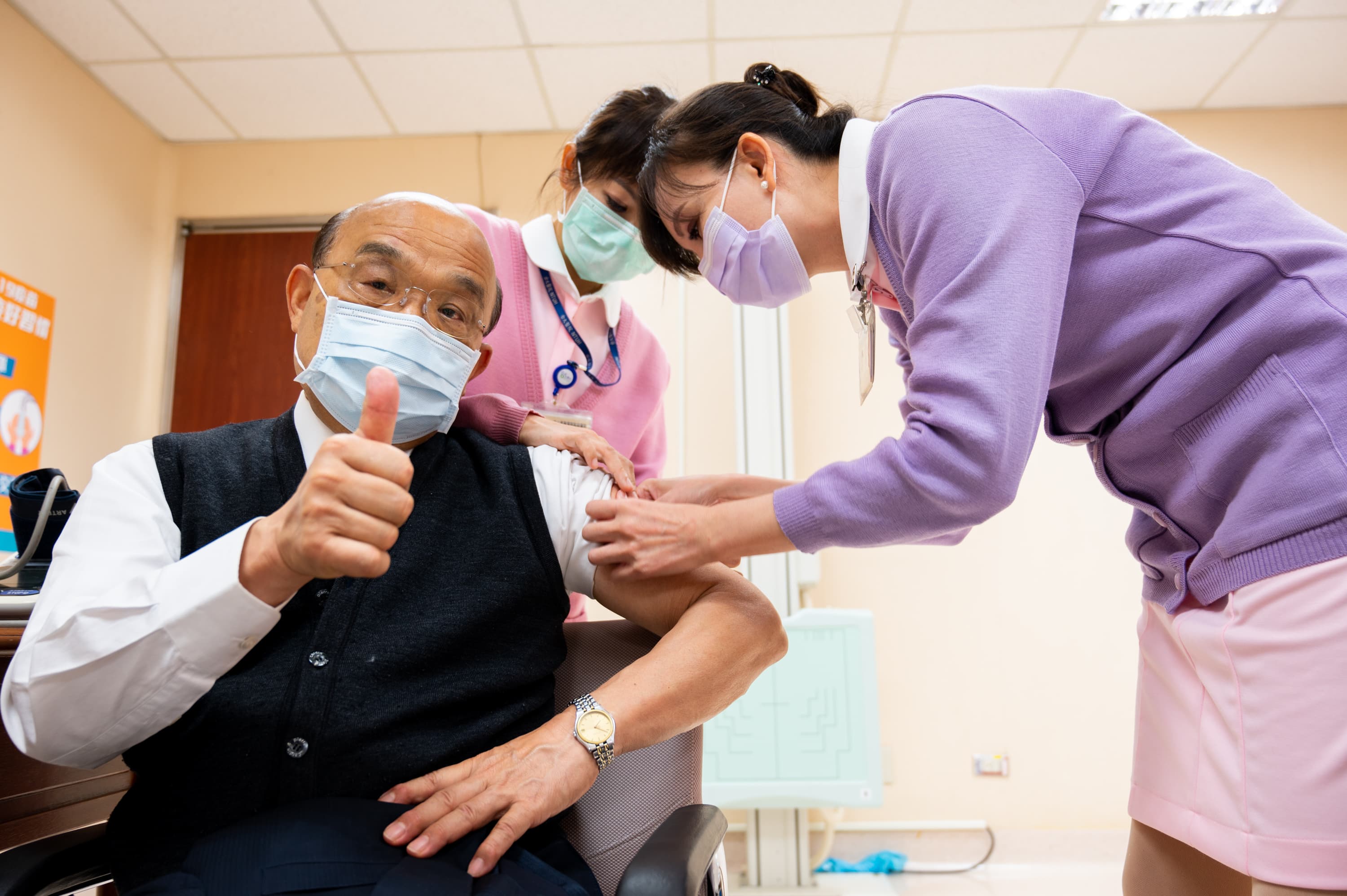 行政院長蘇貞昌今帶頭施打AZ疫苗。（行政院提供）