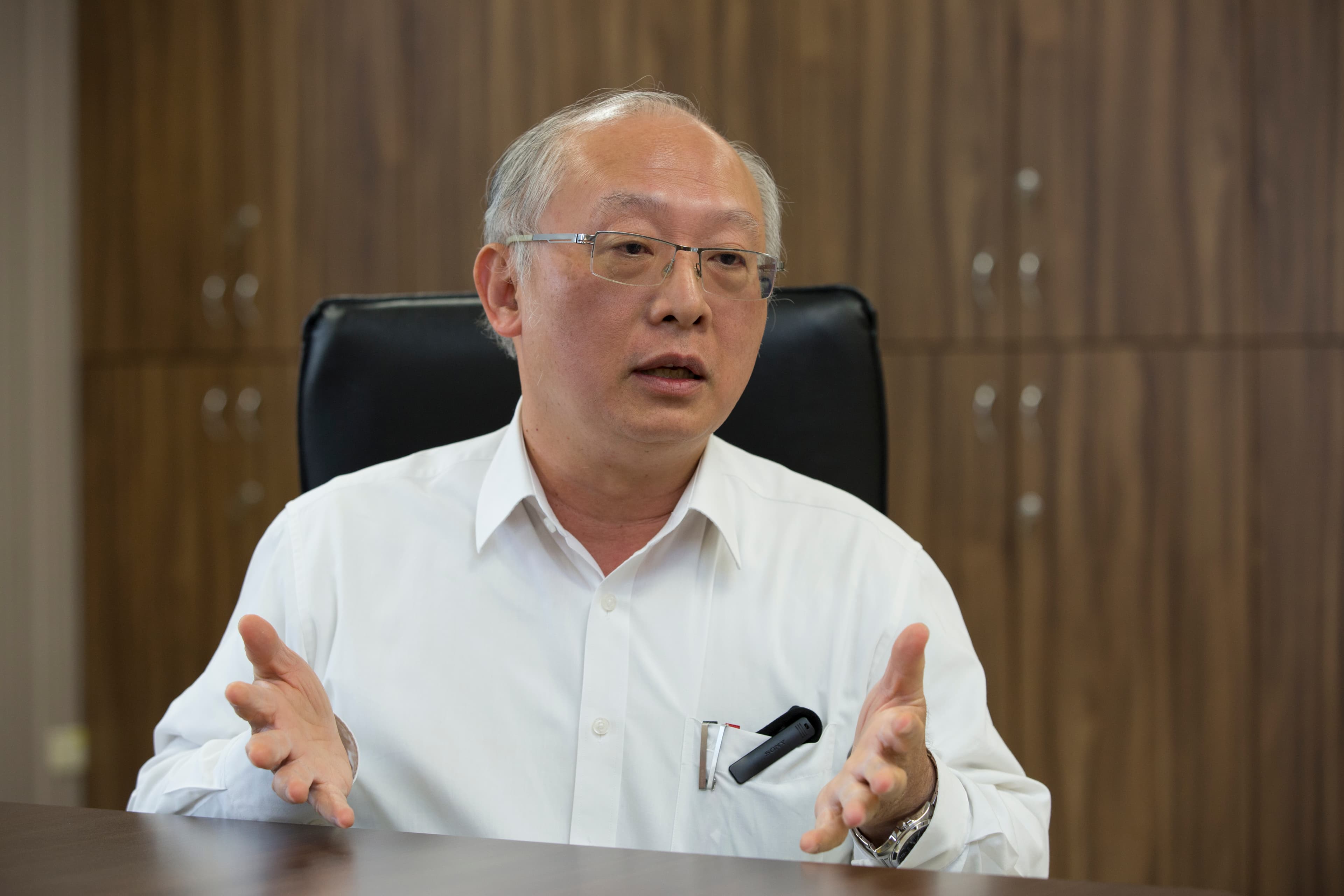 今日起開放全台醫護施打AZ疫苗，不過說要帶頭接種的高雄市衛生局長黃志中，施打疫苗的場所卻一變再變。（本刊資料照）