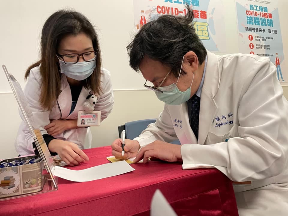 雙和醫院院長吳麥斯今在院內急診室準備接種疫苗。(翻攝雙和醫院臉書)