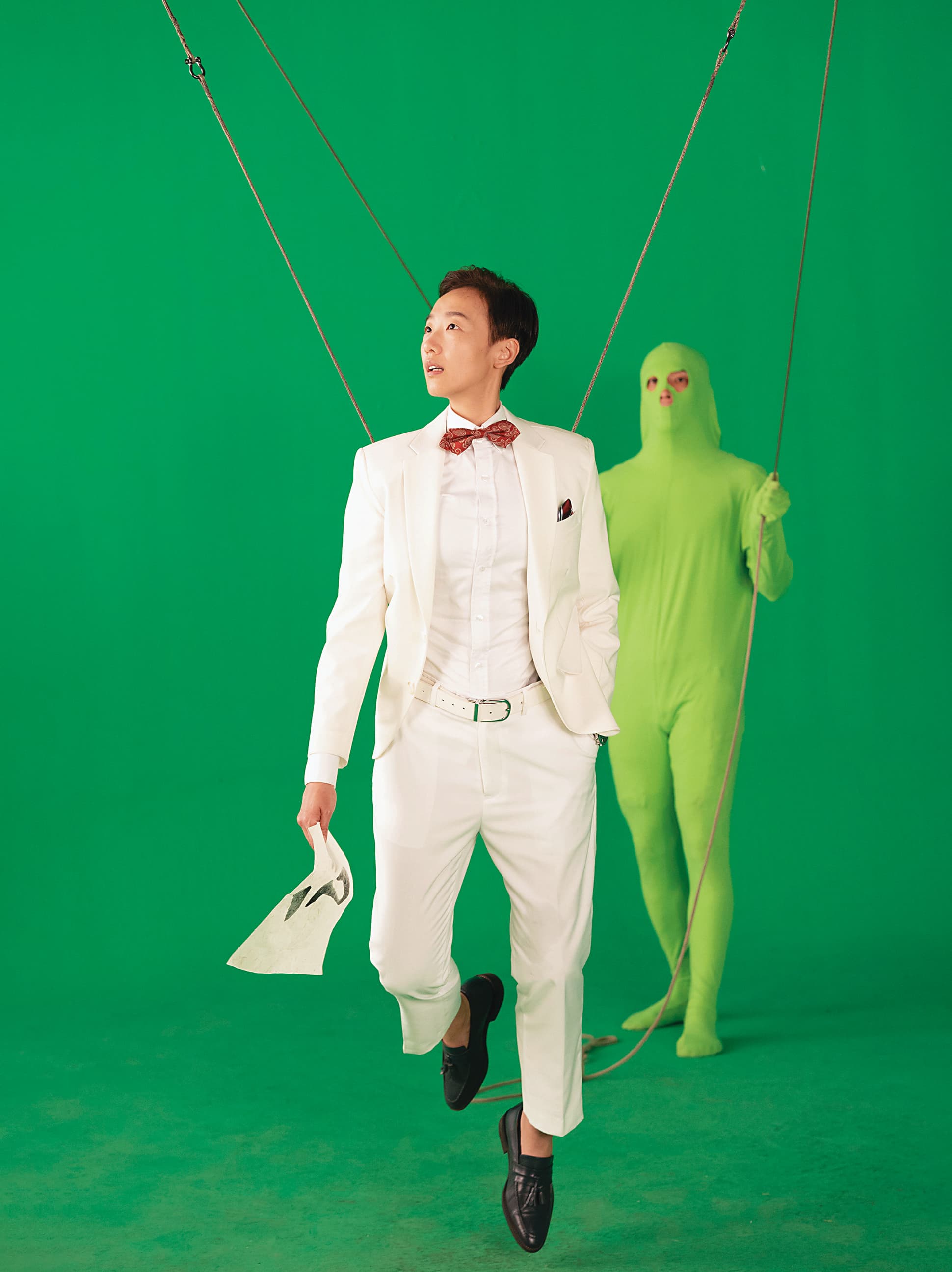 陸明君男裝扮相帥氣，穿上西裝配合特效畫面在攝影棚綠幕前吊鋼絲演出。（海鵬提供）