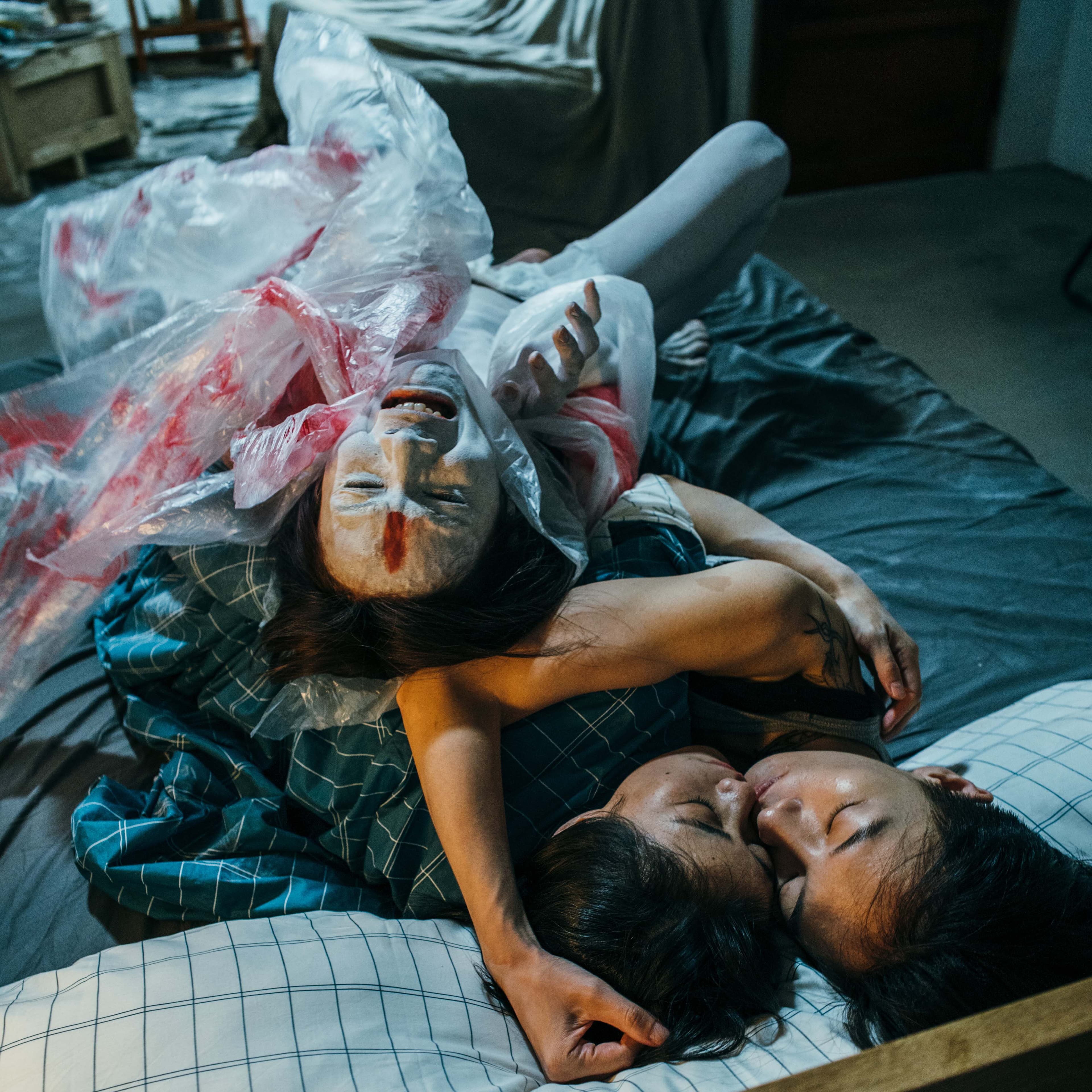 徐宇霆在陽靚與翁嘉薇身上跳舞踏,畫面詭異黑暗,但兩位女演員卻抱怨連連「壓得超痛!一直狠踩我們」。(金禾創意提供)