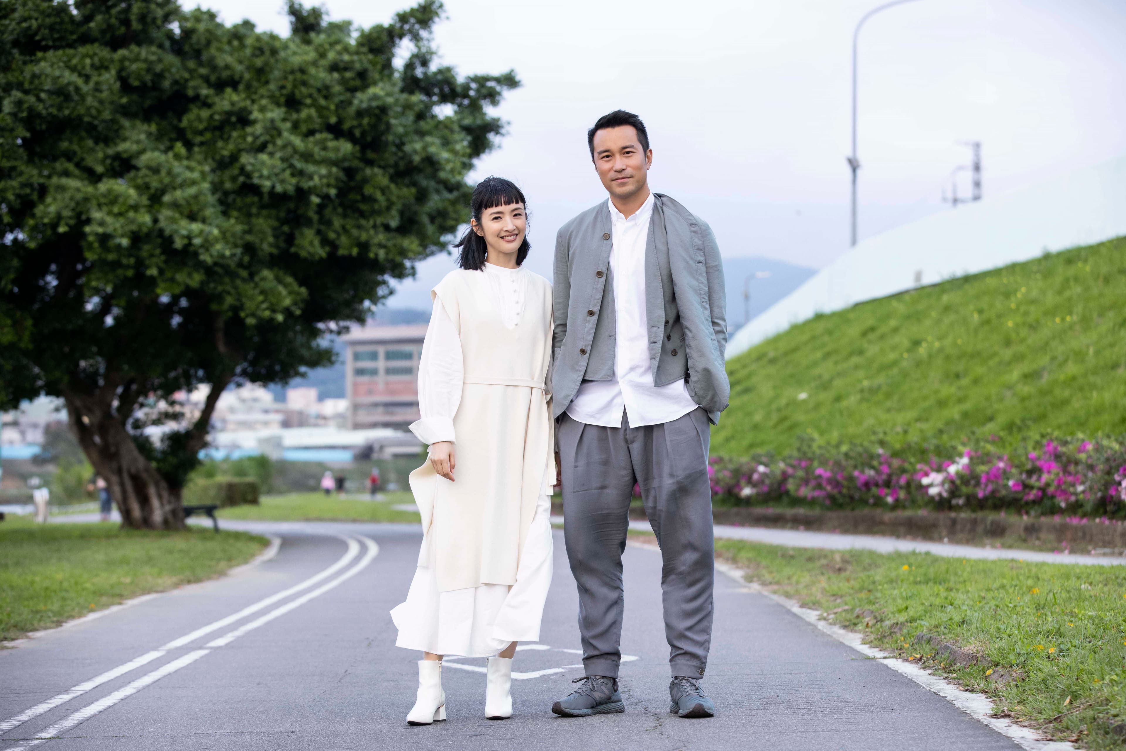 〈各自安好〉MV邀請張孝全(右)與林依晨(左)演出,飾演分手多年後再次相遇的情侶。(相信音樂提供)