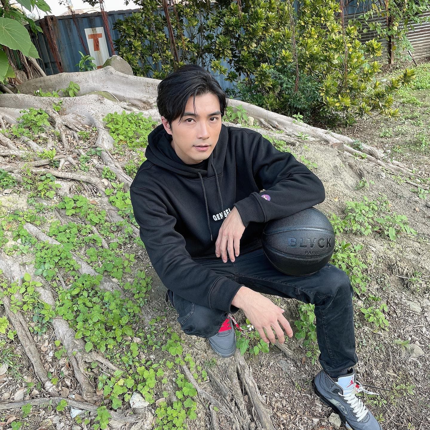 現已婚的賀軍翔曾被拍到和長髮妹出現親密舉動。(翻攝自賀軍翔臉書)