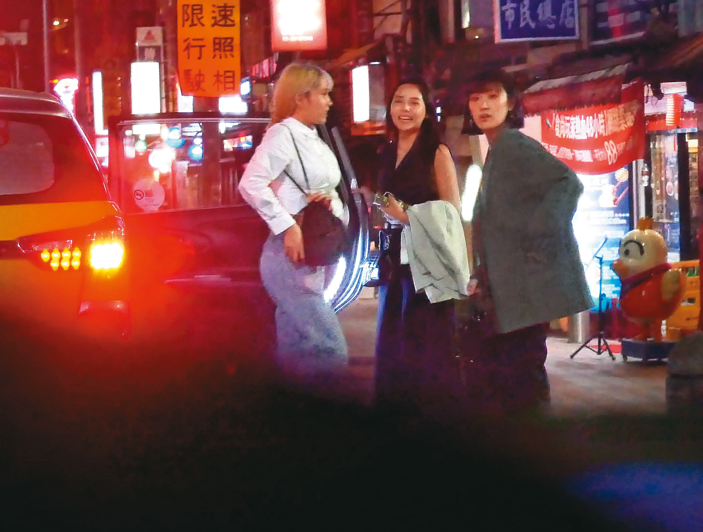 00:07,等到製作人和白衣男離開後,女孩們又一窩蜂地跑下車。