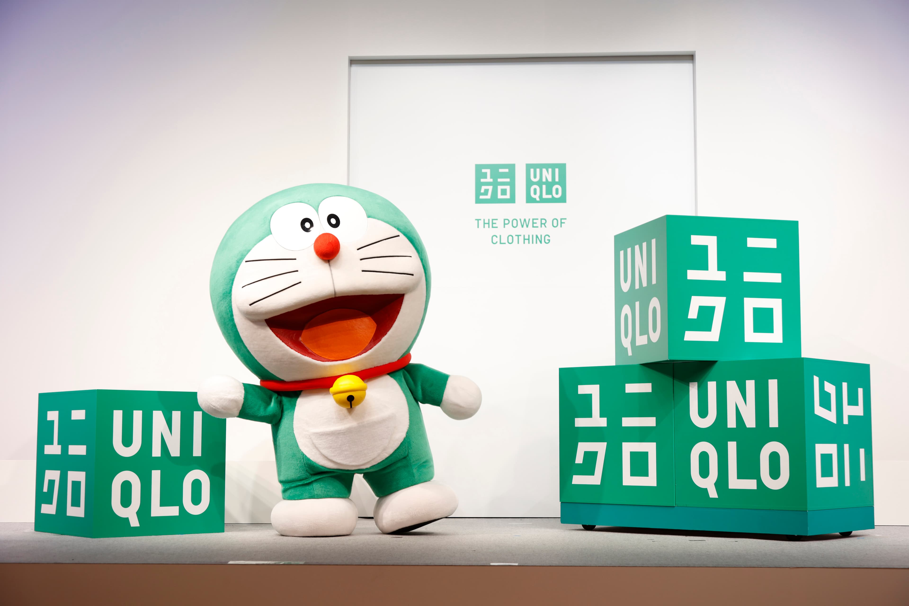 不只哆啦A夢變成象徵永續的綠色，連紅色的UNIQLO Logo也一起變成綠色。（UNIQLO提供）