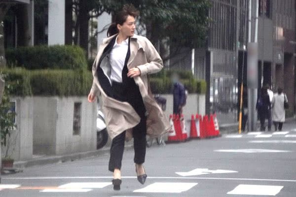 綾瀨遙在東京街頭穿著高跟鞋拍奔跑戲，跑三次也不喊累。（翻攝自《女性自身》)