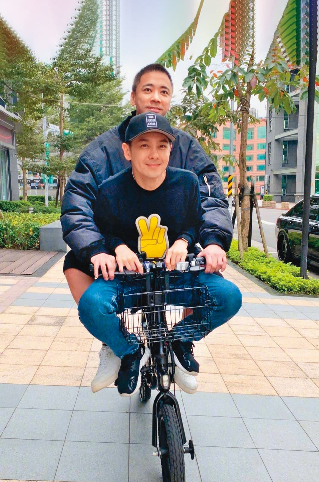 蘇見信雖已是熟男，不過玩心依舊不減，檯面上下生活非常精彩。前為林志穎。（翻攝自信微博）