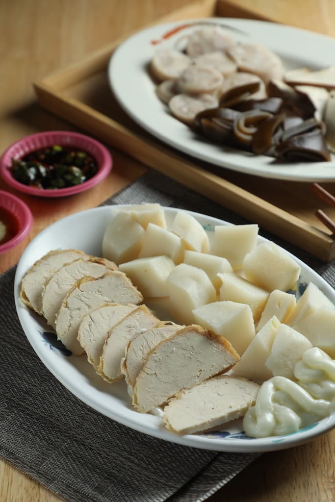 海味切仔料「魚蛋」（左，80元／份）飽滿帶水分；「涼拌筍子」（右，100元／份）清甜爽脆。