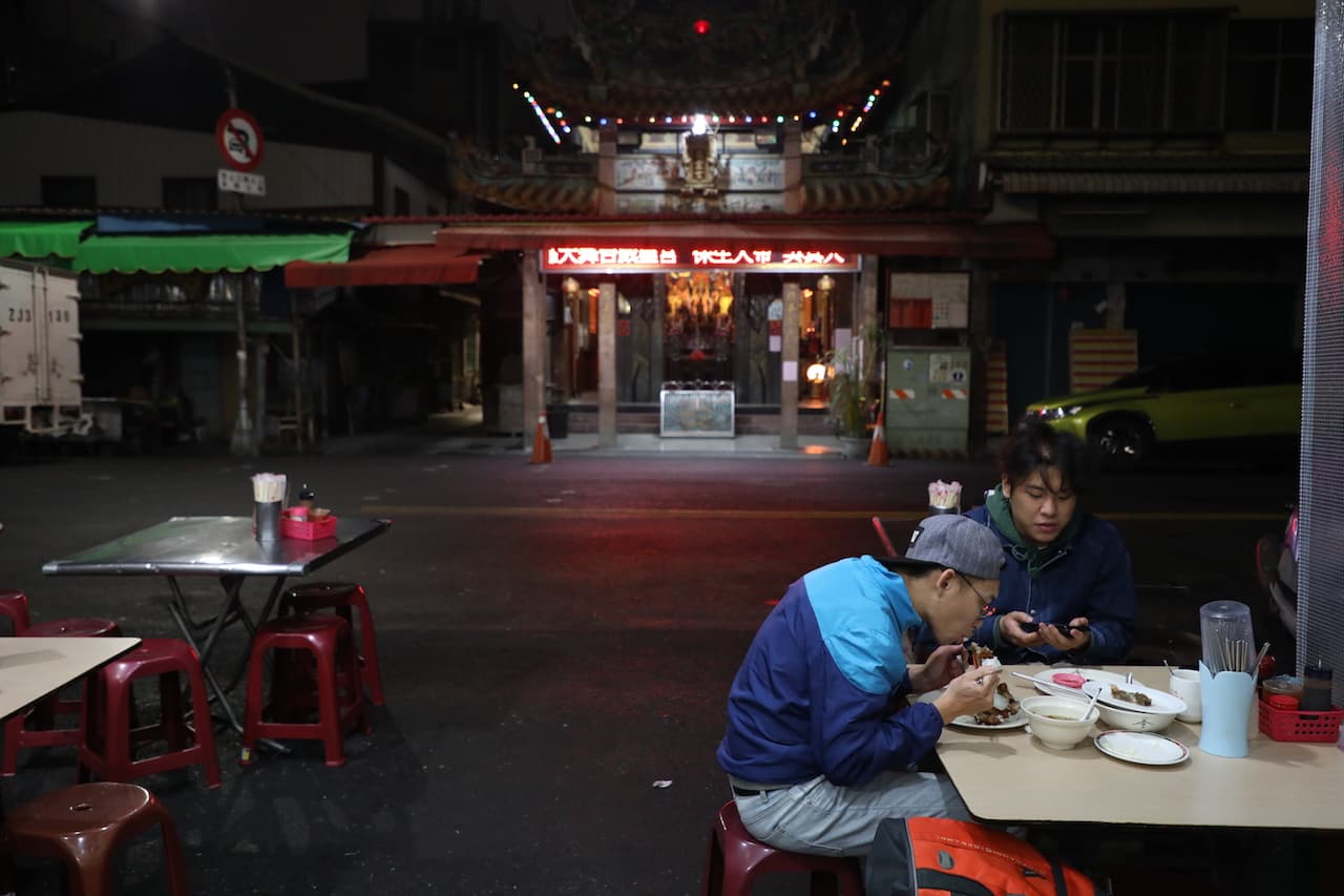廟宇「威靈宮」就在對街守護著這間老麵店。
