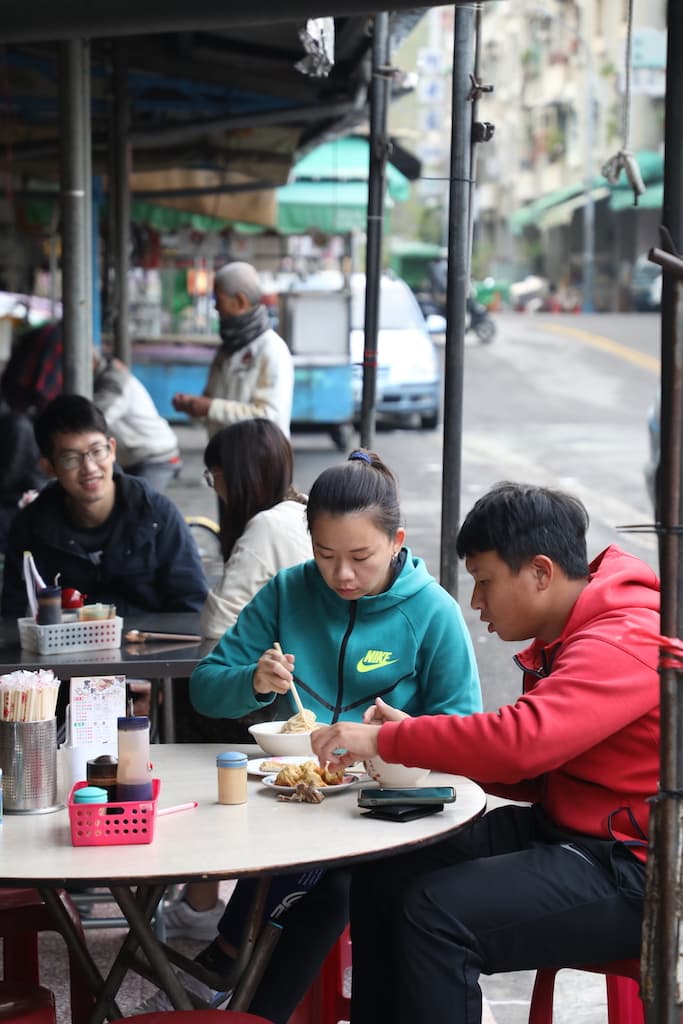 「黑乾溫州餛飩大王」座落在搭滿帆布的大舞台菜市場裡，傍晚時段市場收攤，才開攤營業。