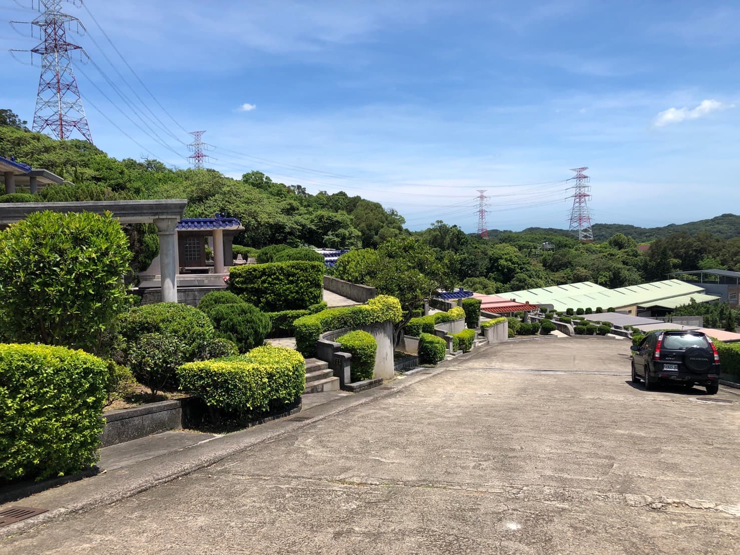 家族式豪華陰宅」倚山坡而建,視野遼闊。(法務部行政執行署新北分署提供)