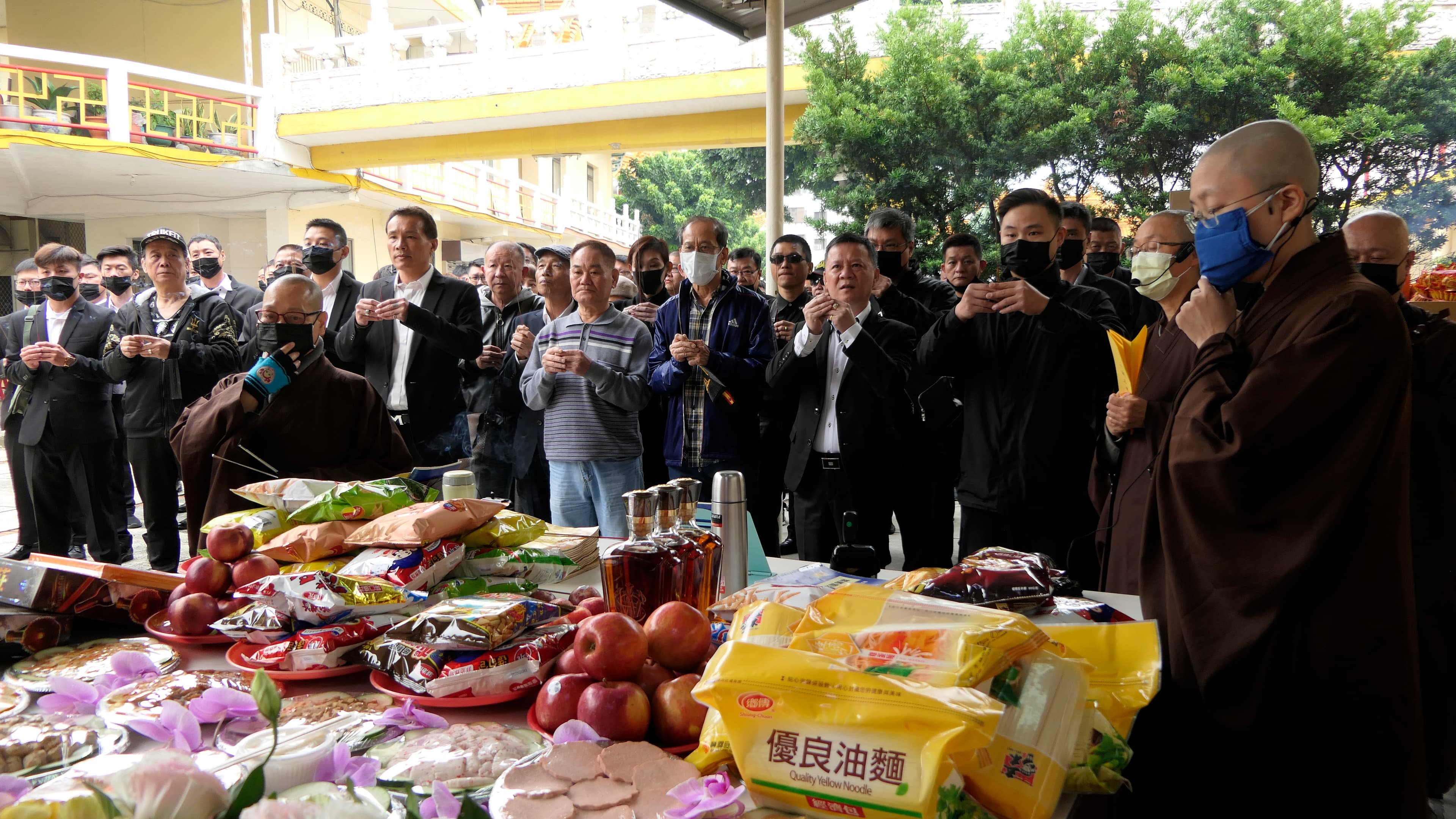 幫眾隨著法師焚香祝禱,祈求他們心中的 「劉哥」收到祝福。(讀者提供)