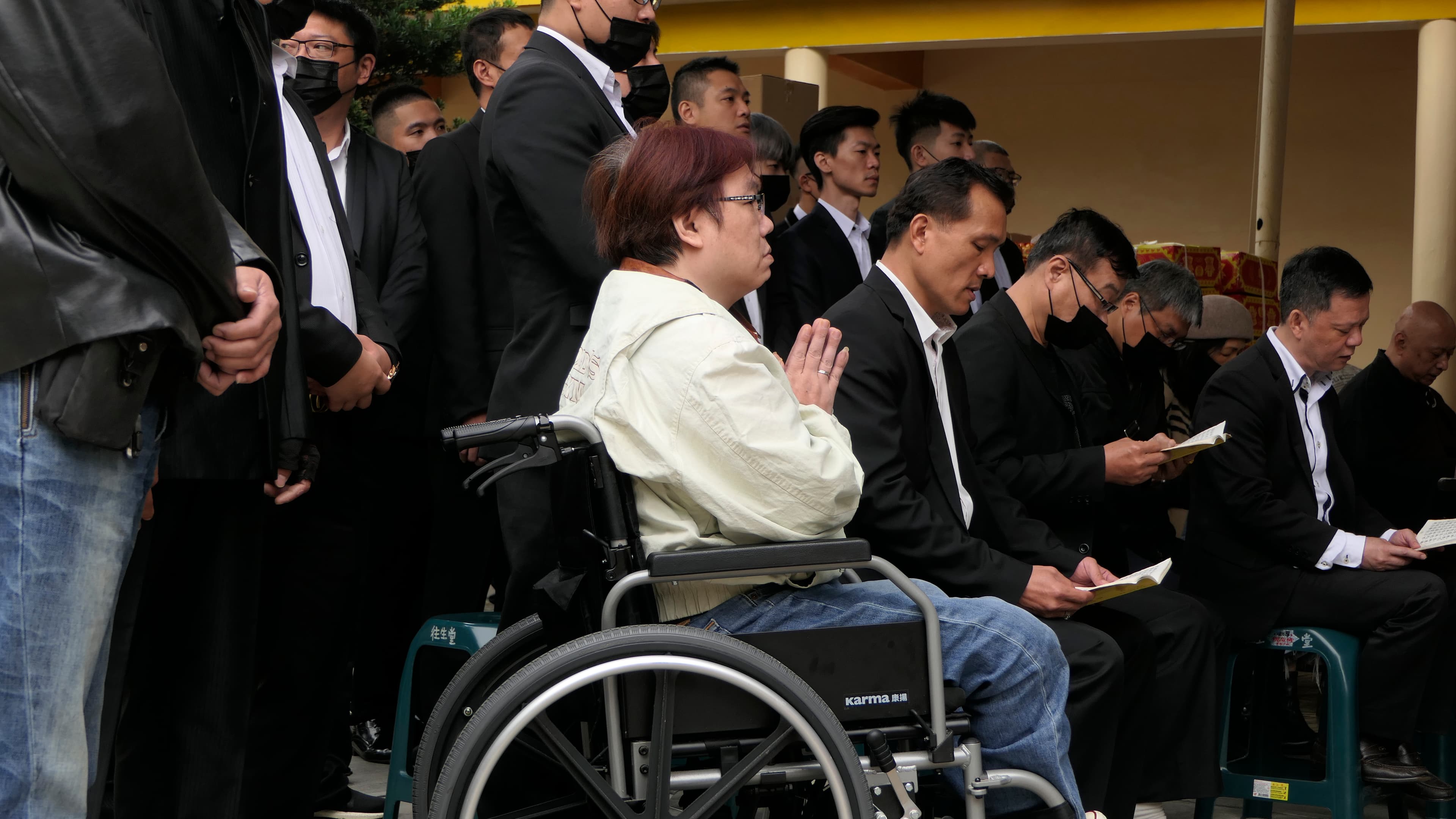 幫眾誦經迴向給劉煥榮,並向他報告幫會現況和未來走向。(讀者提供)