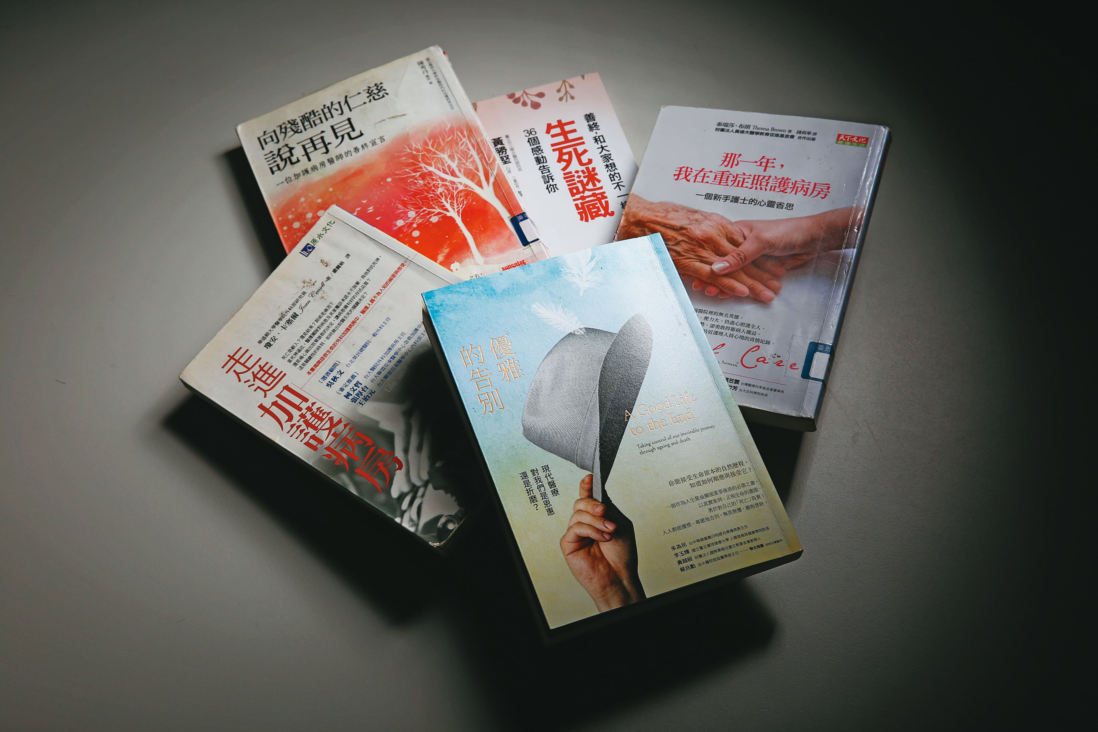 越來越多資深醫者寫下在加護病房照顧重症病人的經歷，反省某些醫療對病人到底是恩惠、還是折磨？（楊彩成攝）