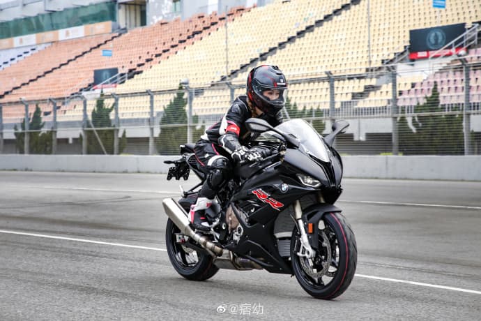 痞幼接觸重機7年,經常分享自己的練車日常。(翻攝自痞幼微博)