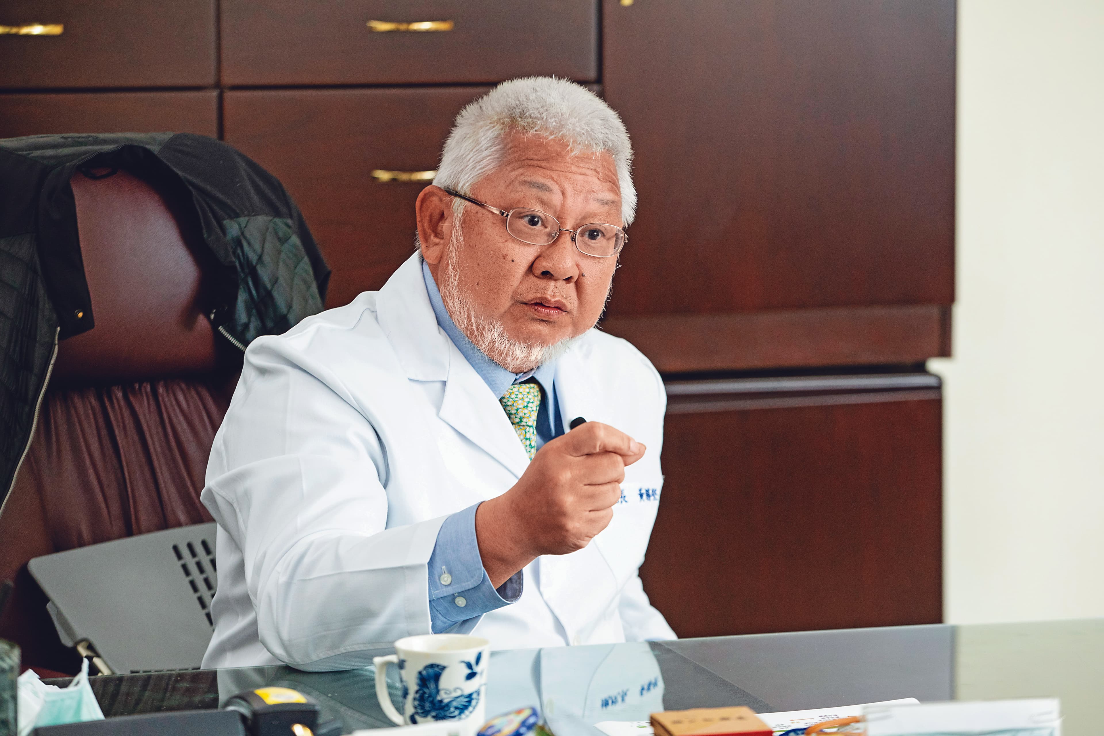黃勝堅照顧重症腦傷病人，從最初只拚病人存活率，到後來更關心病人的生活品質、靈性平安以及家屬的感受。（王漢順攝）