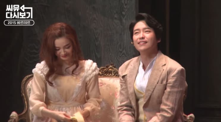 嚴基俊(右)曾和田美都同台演出音樂劇,嗓音低沉別具魅力。(翻攝自YouTube畫面)
