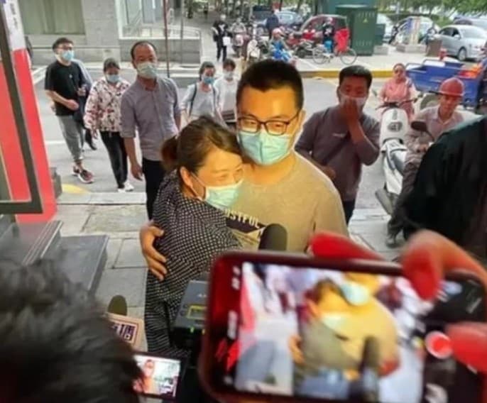 許敏與親生兒子郭威相見，相擁而泣。（翻攝自微博）