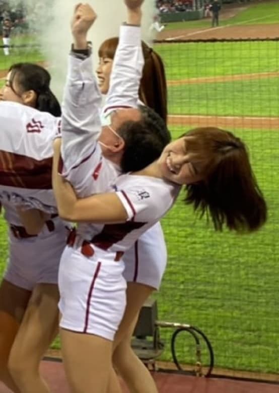 網友發現鄭文燦的頭直接靠在樂天女孩伊伊胸口上。（翻攝自鄭運鵬臉書）