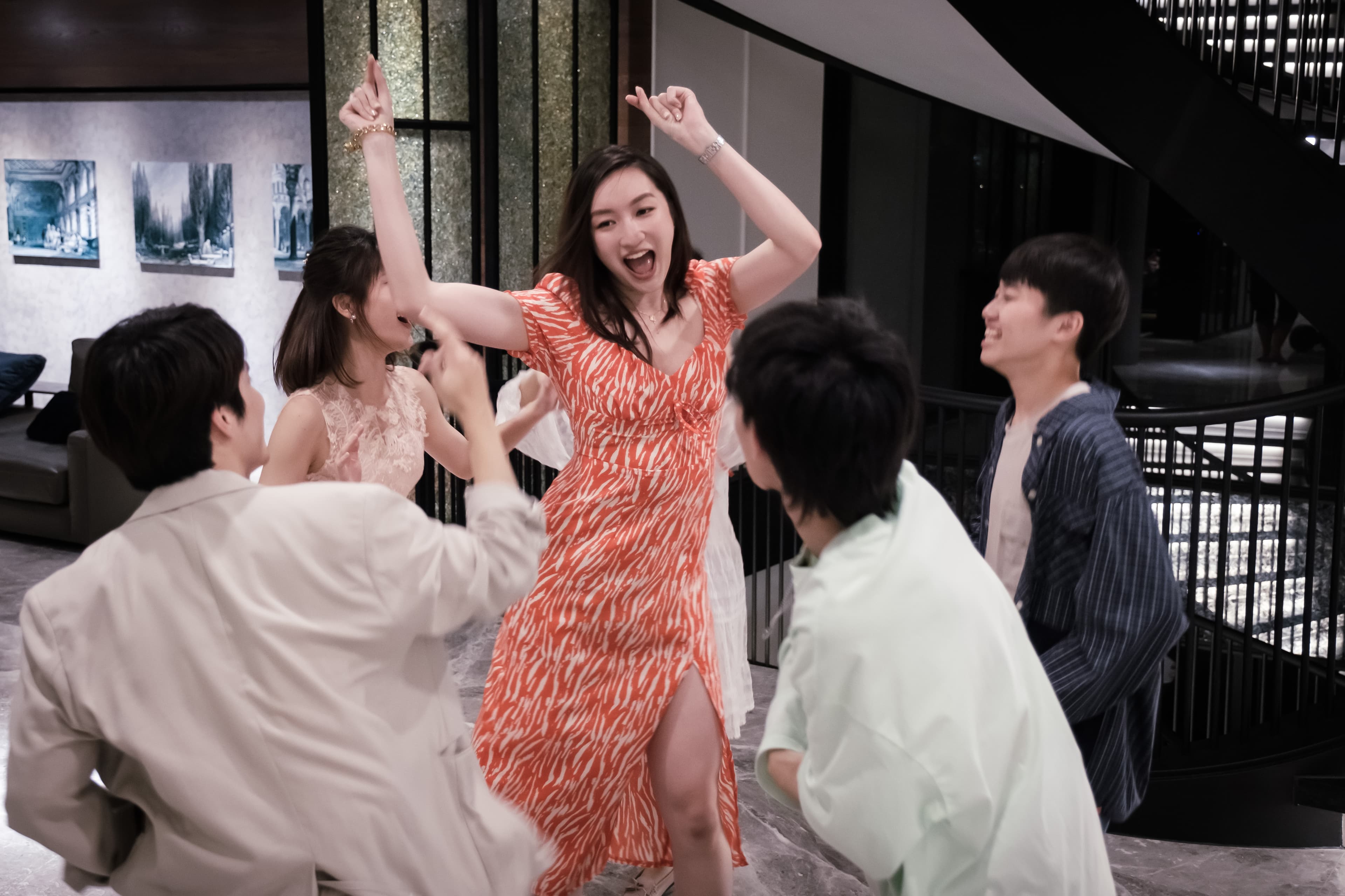 溫心舞演出英文家教老師,從旁看富二代孩子們的黑暗霸凌行為,宛如韓劇《上流戰爭》情節。(民視提供)
