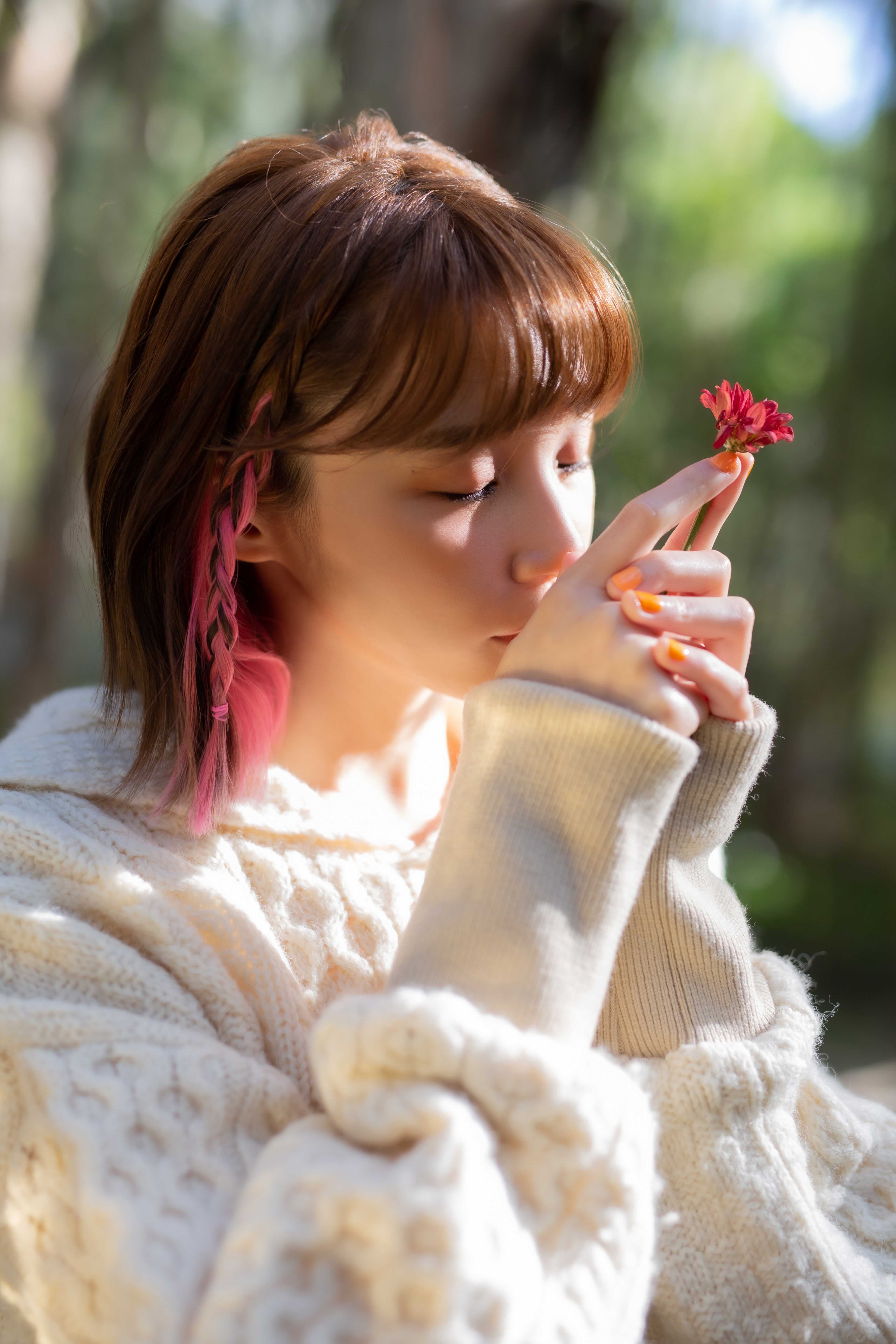 鄭心慈推出首張專輯《幸福藏在哪裡》,師兄周興哲、周予天兄弟攜手力挺,為她量身訂做新歌〈你的存在〉。(星空飛騰提供)