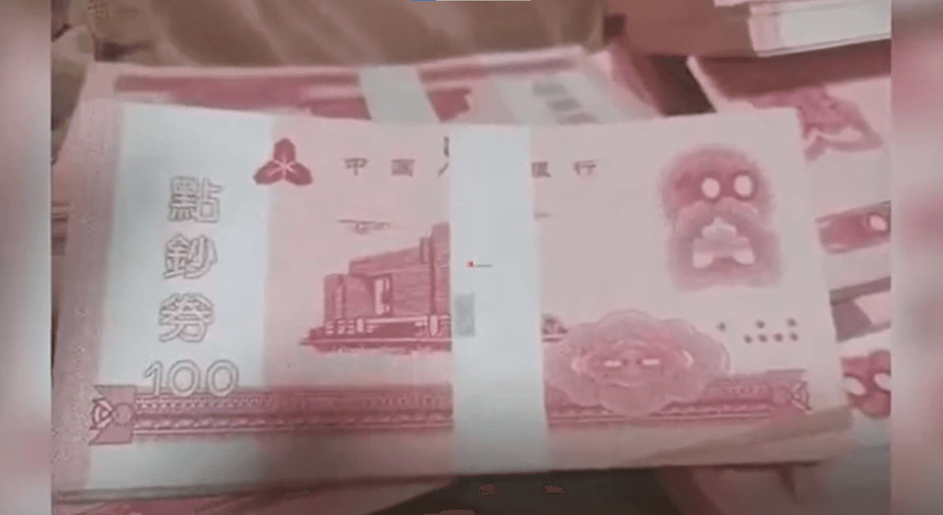 楊男準備的鈔票,是銀行行員練習數鈔的「點鈔券」。(翻攝自微博)