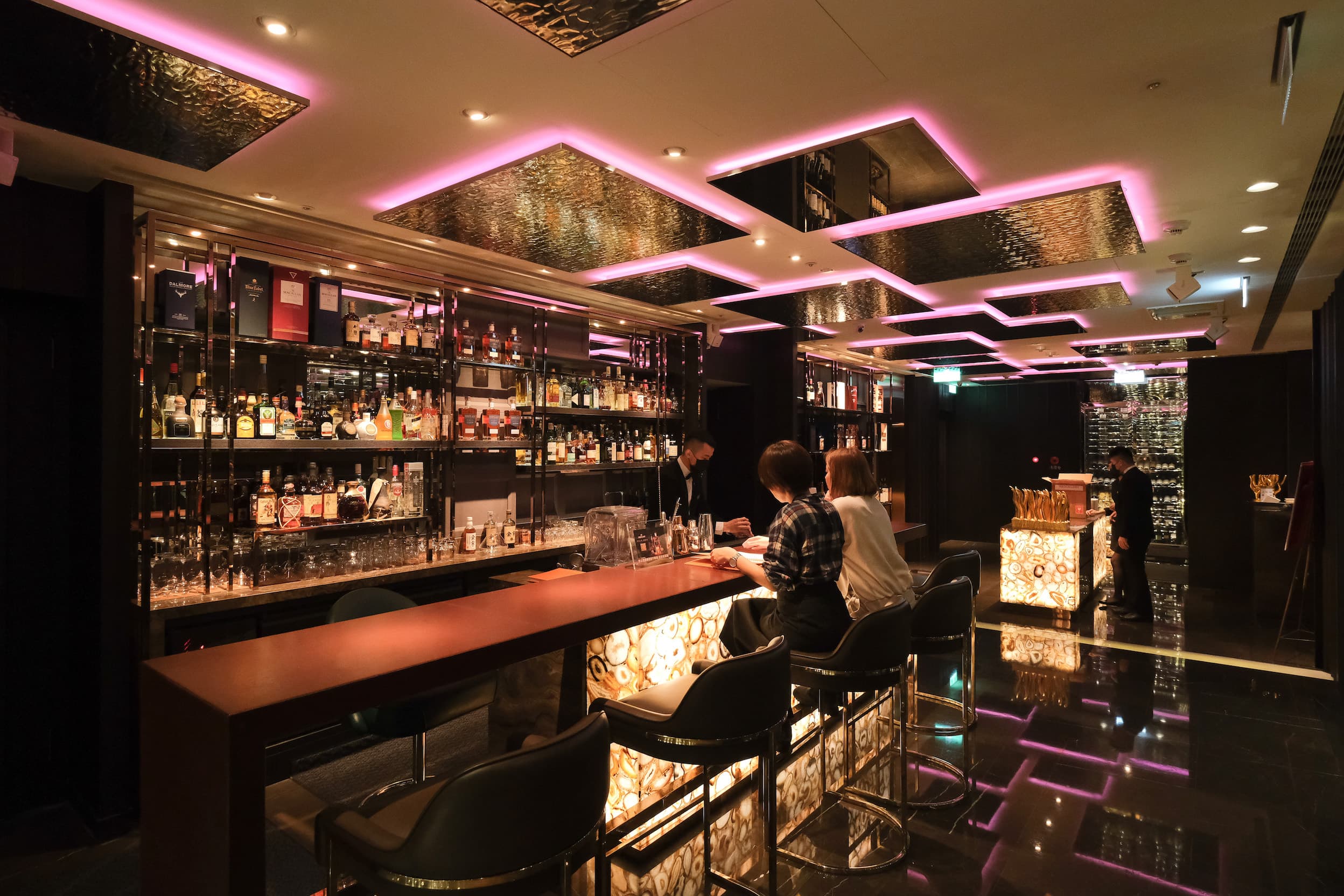 「A Cut牛排館」位於地下1樓,候位時可至吧台「A Bar」小酌一杯威士忌或調酒。