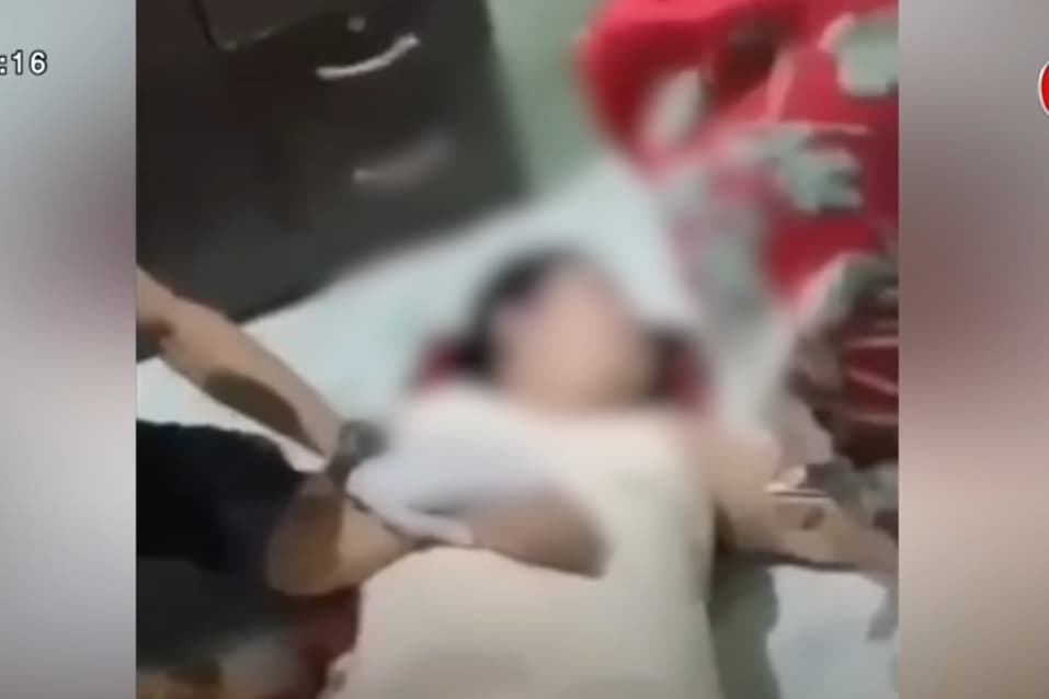 一名寡婦小三被抓姦在床，遭正宮用掃把虐死。（翻攝自เรื่องเล่าเช้านี้YouTube）