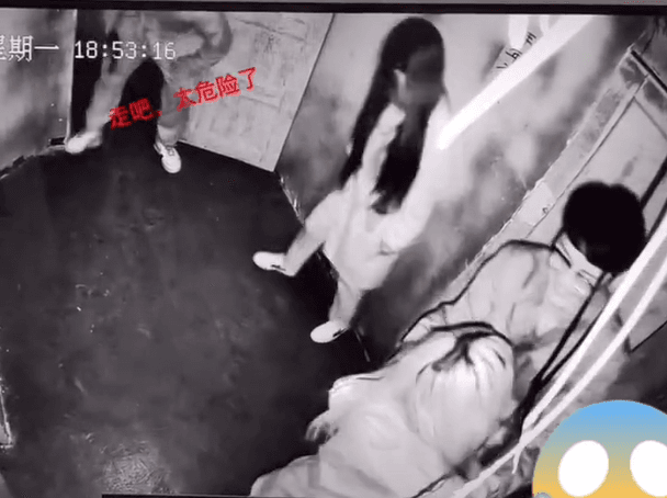 其中一名女子走向男友亂拳捶打,男子則努力安撫她情緒。(翻攝自微博)