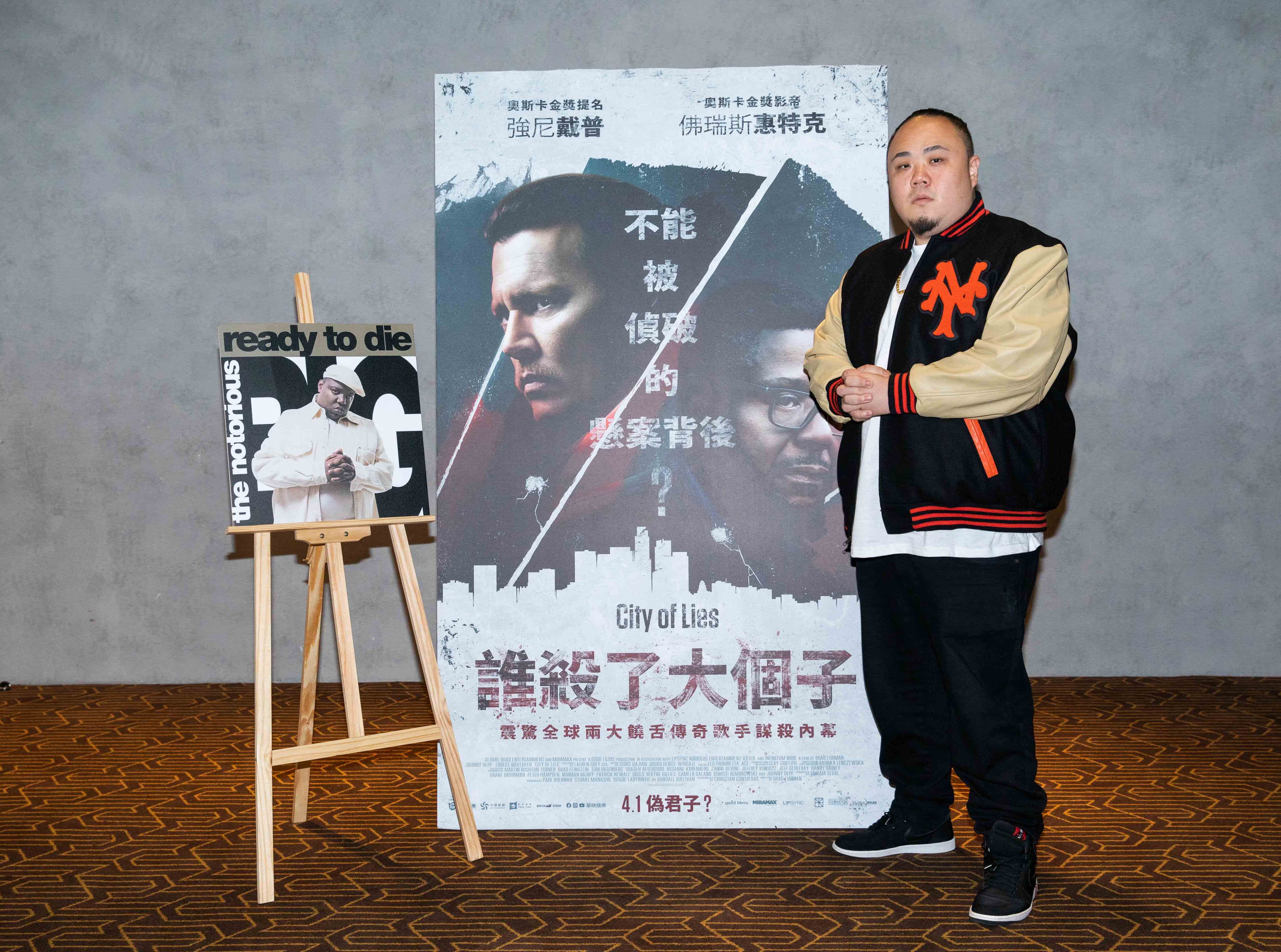 大淵擺出與聲名狼藉先生相同的姿勢拍照,笑道還是對方比較帥。(華映提供)