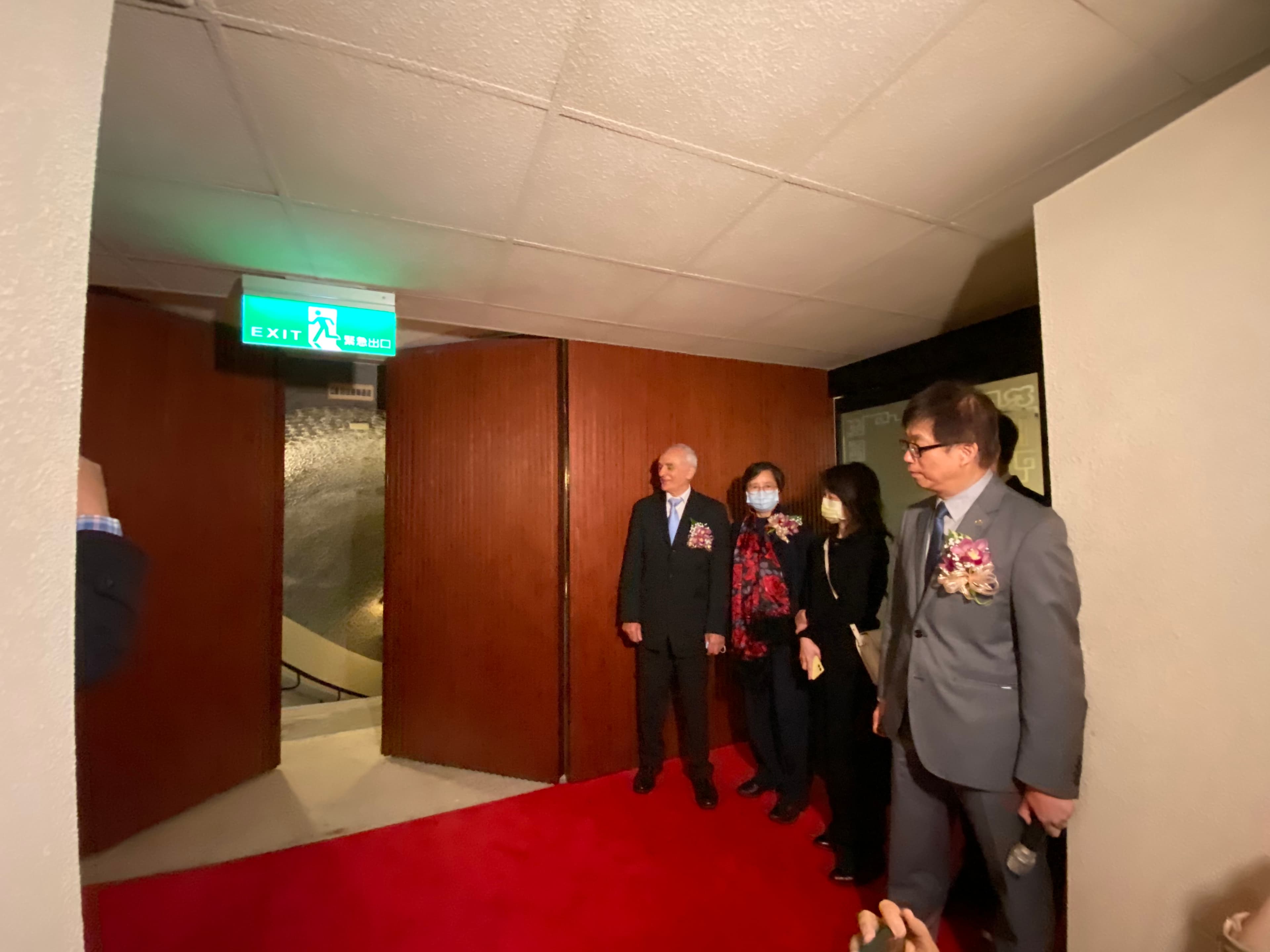 董事長林育生打開東密道大門,密道隨即開啟。