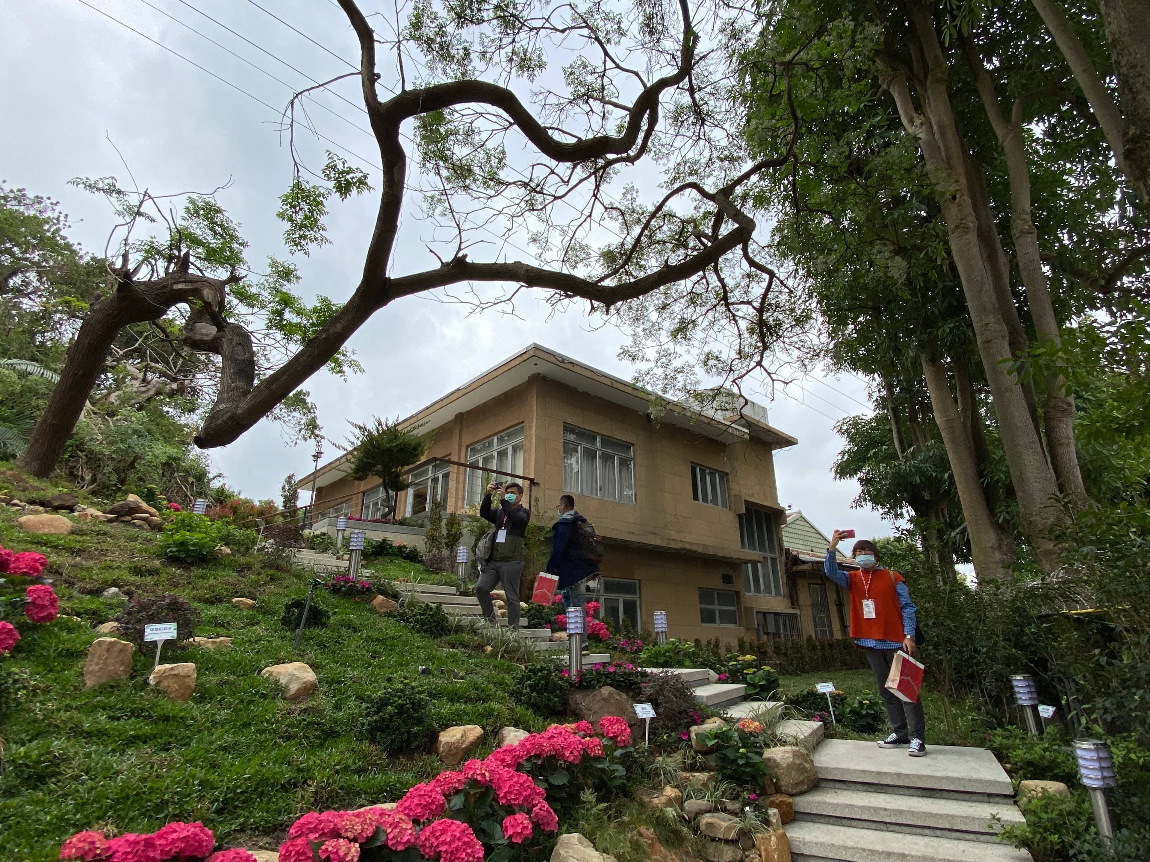 孔小姐的故居,就在密道走出抬頭可見處。