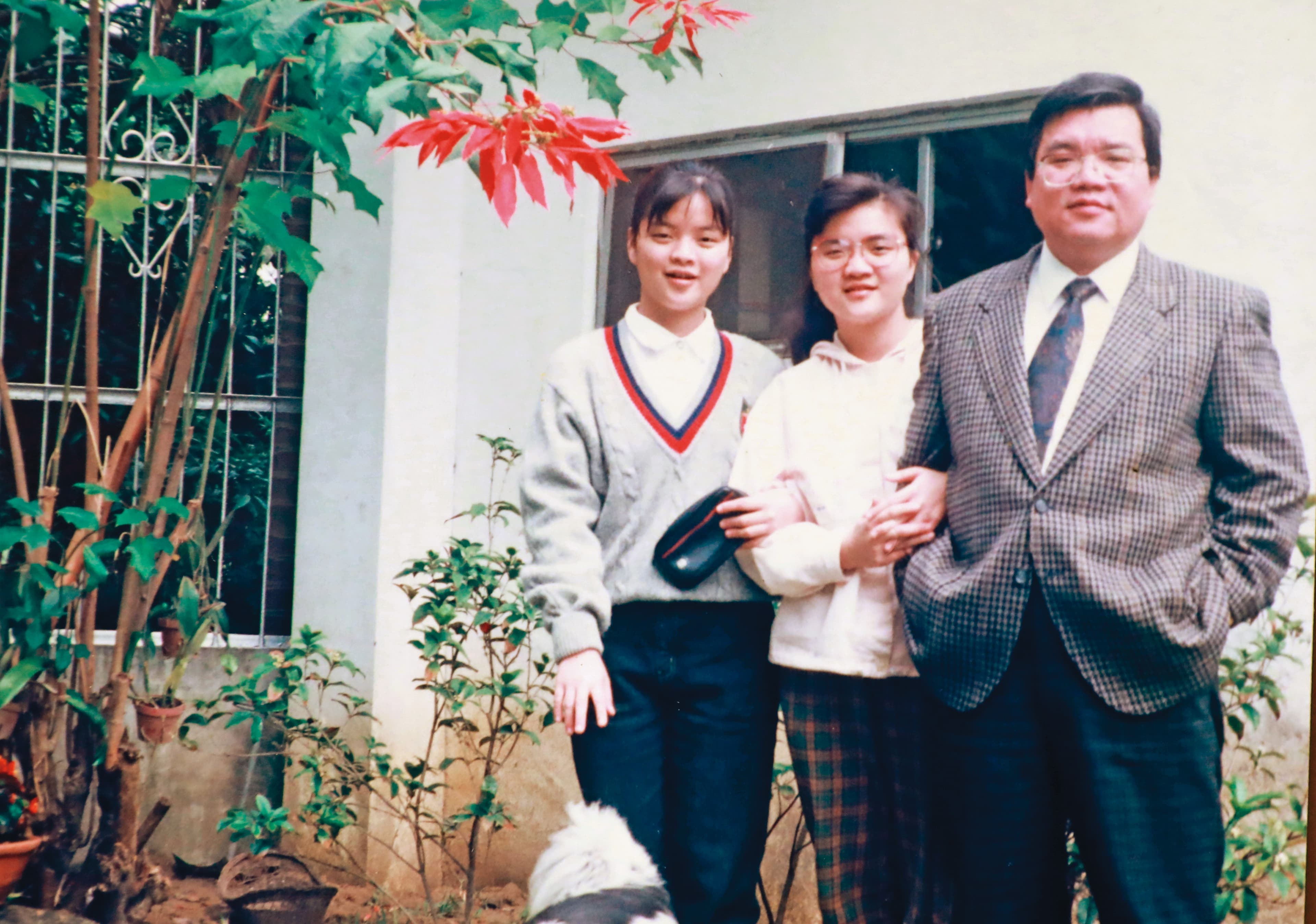 父親魏吉助(右)的宏亮聲音與圓潤形象仍長存在魏世芬(中)心裡。(魏世芬提供)