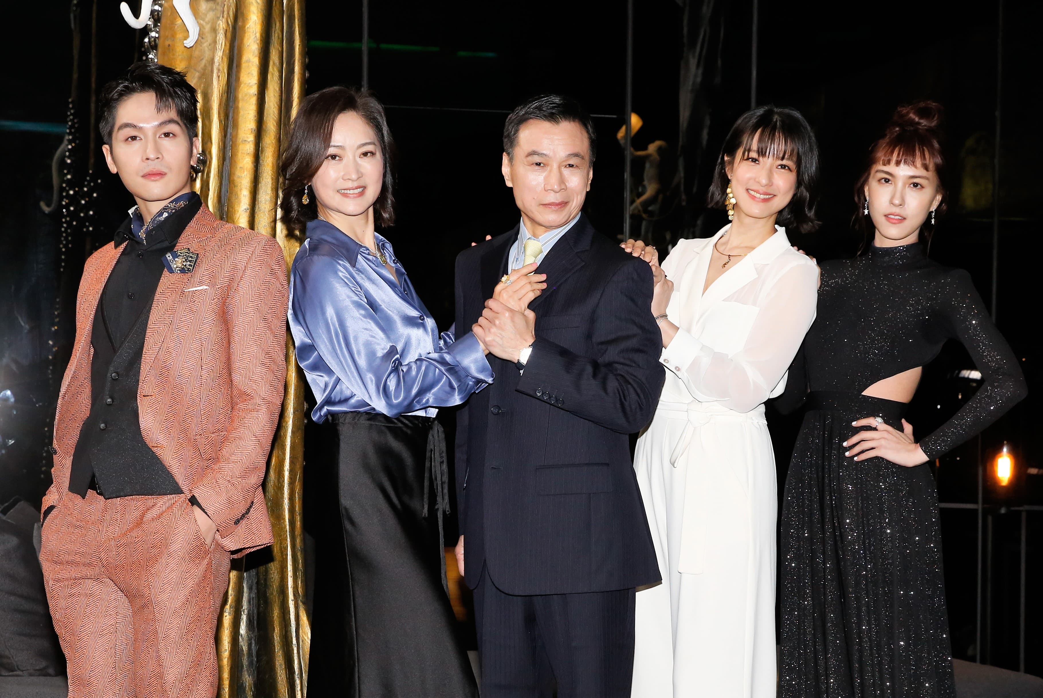 (左起)林孫煜豪、劉瑞琪、李天柱、賴雅妍、魏蔓在《三隻小豬的逆襲》中飾演豪門家庭。