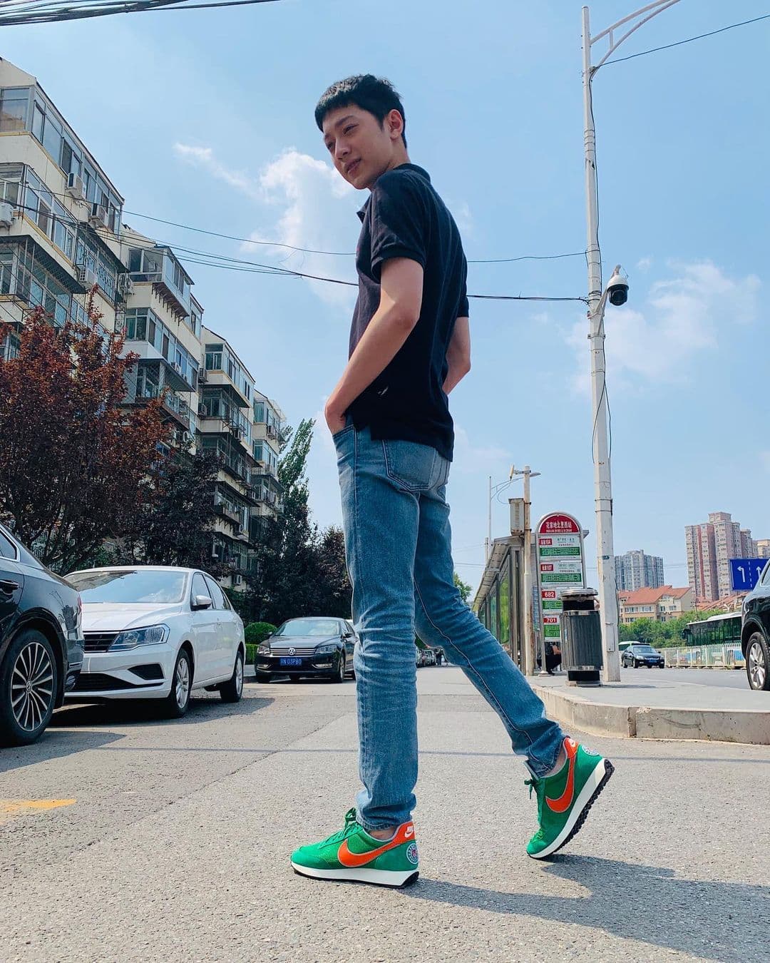 「新疆棉」事件品牌之一的NIKE,是賴冠霖愛牌,過去他常穿著拍照。(翻攝自賴冠霖IG)