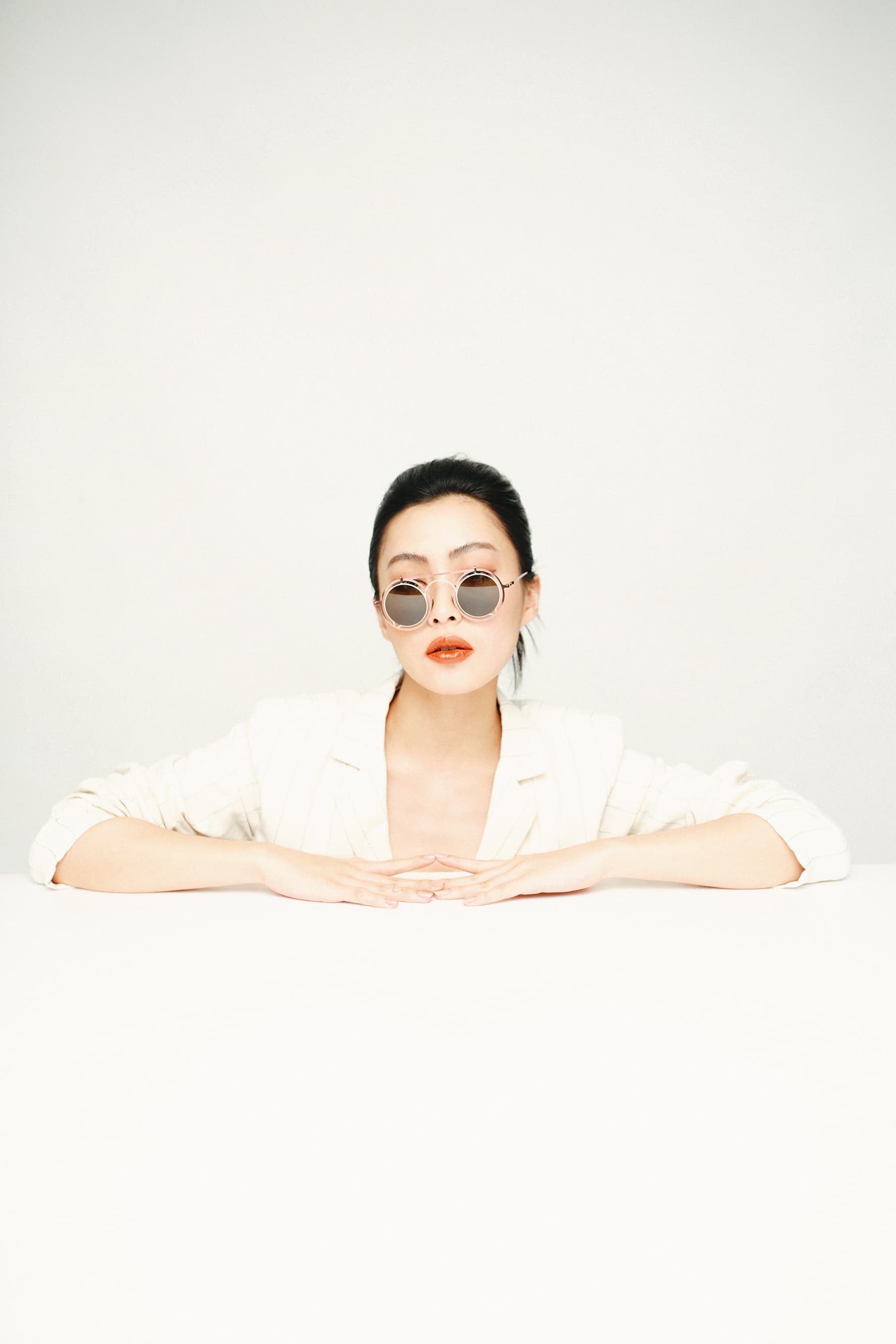 複合材料墨鏡,NT$22,300,by MYKITA X Damir Doma;條紋西裝外套,NT$18,980,by agnès b.。